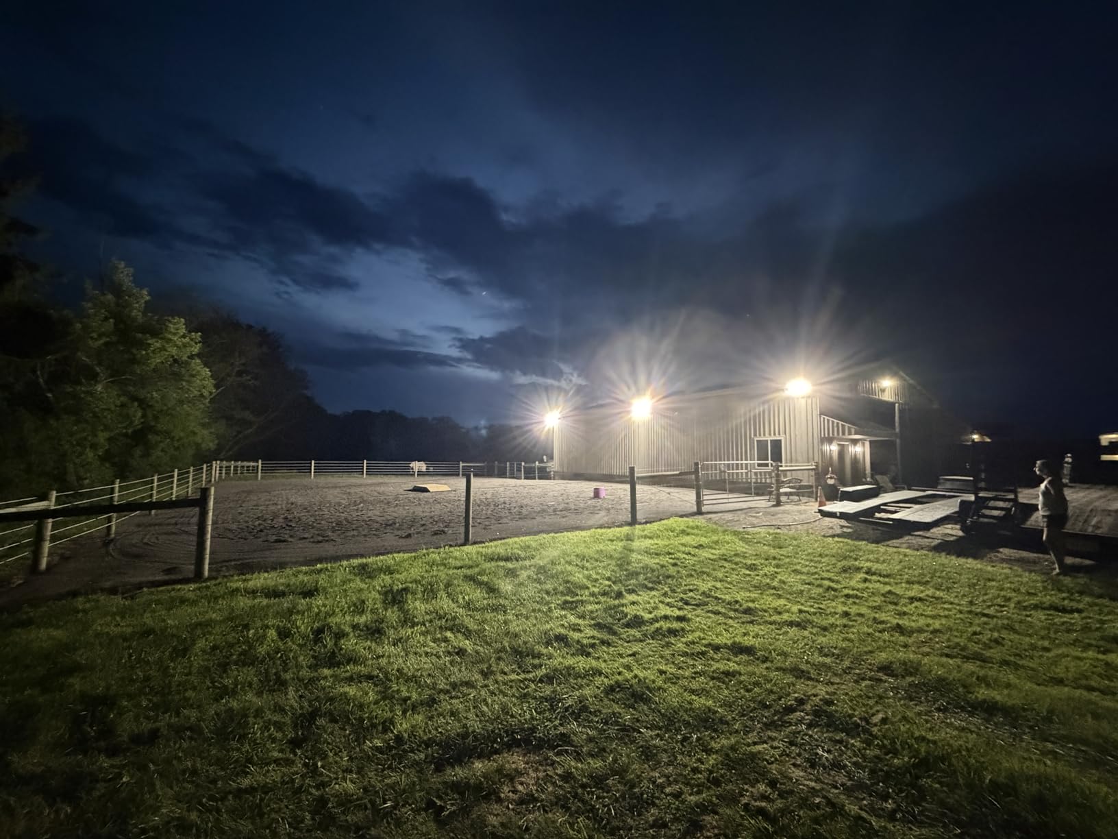 Juyace 36000Lm 240W Led Stadium Outdoor Flood Light Area Lighting for Sport, Super Bright Arena Lights, Commercial Area Lighting, 5000K Daylight, 100-277V, IP65 Waterproof, For Sport Court, Switch Control customer photo 1