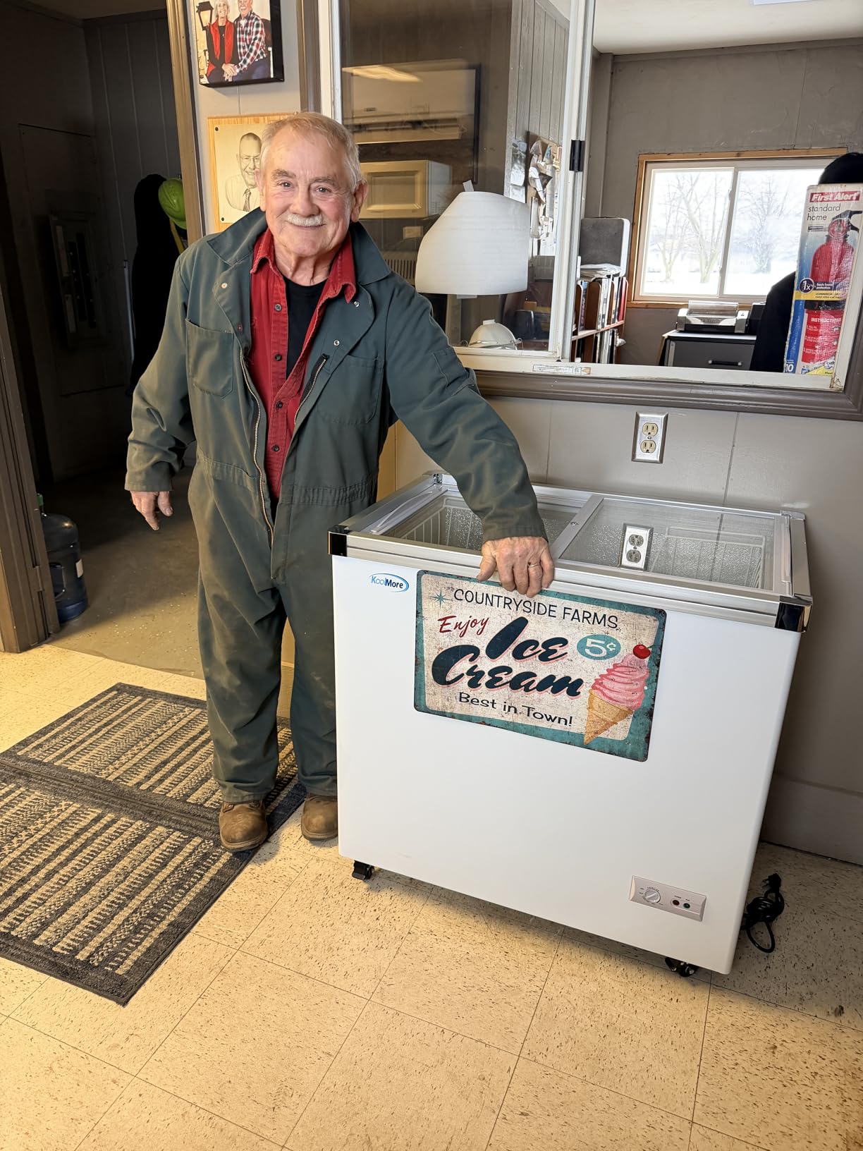 KoolMore MCF-16C Commercial Ice Cream Freezer Display Case, 16 Cu. Ft, White customer photo 1