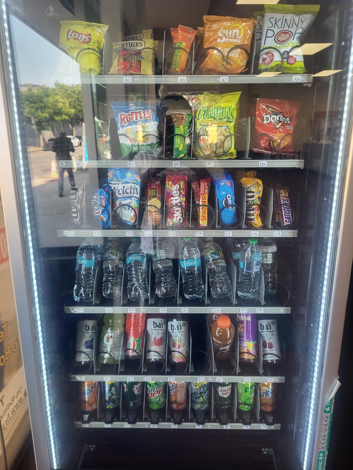 EPEX Beverage Large Combo Vending Machine with Stratified Temp Control Black EP-G654 0 customer photo 1