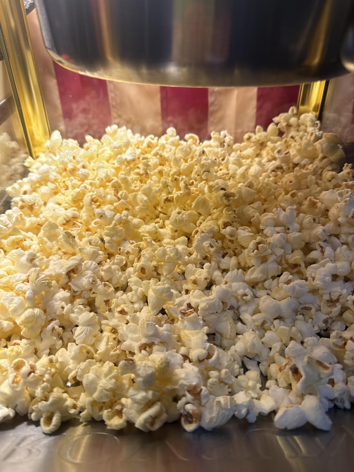 ROVSUN Popcorn Machine with 16 Ounce Kettle ETL Certified, Vintage Popcorn Maker Commercial Popcorn Machine Countertop w/Stainless Steel Scoop, Oil Spoon & 3 Popcorn Cups for Home Movie Theater, Red customer photo 1