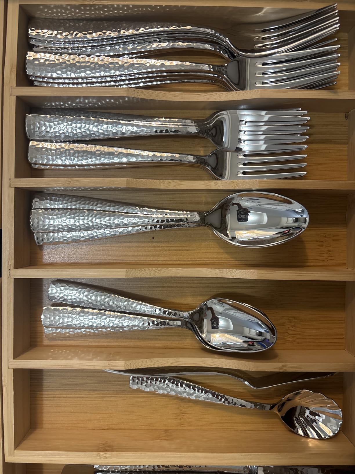 KEAWELL Premium 45-Piece Louis Hammered Silverware Set, 18/10 Stainless Steel, Service for 8-12, Fine Flatware Set, Dishwasher Safe customer photo 1