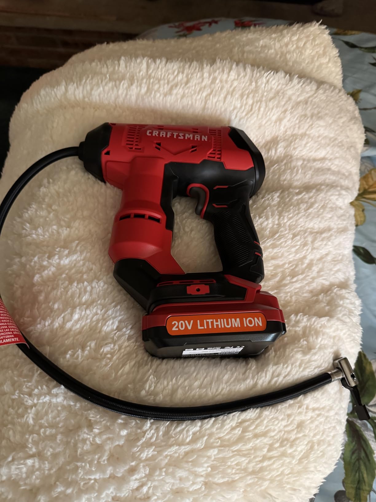 CRAFTSMAN V20 Air Compressor Portable, Cordless Tire Inflator, Up To 150 PSI (CMCE521B) customer photo 1