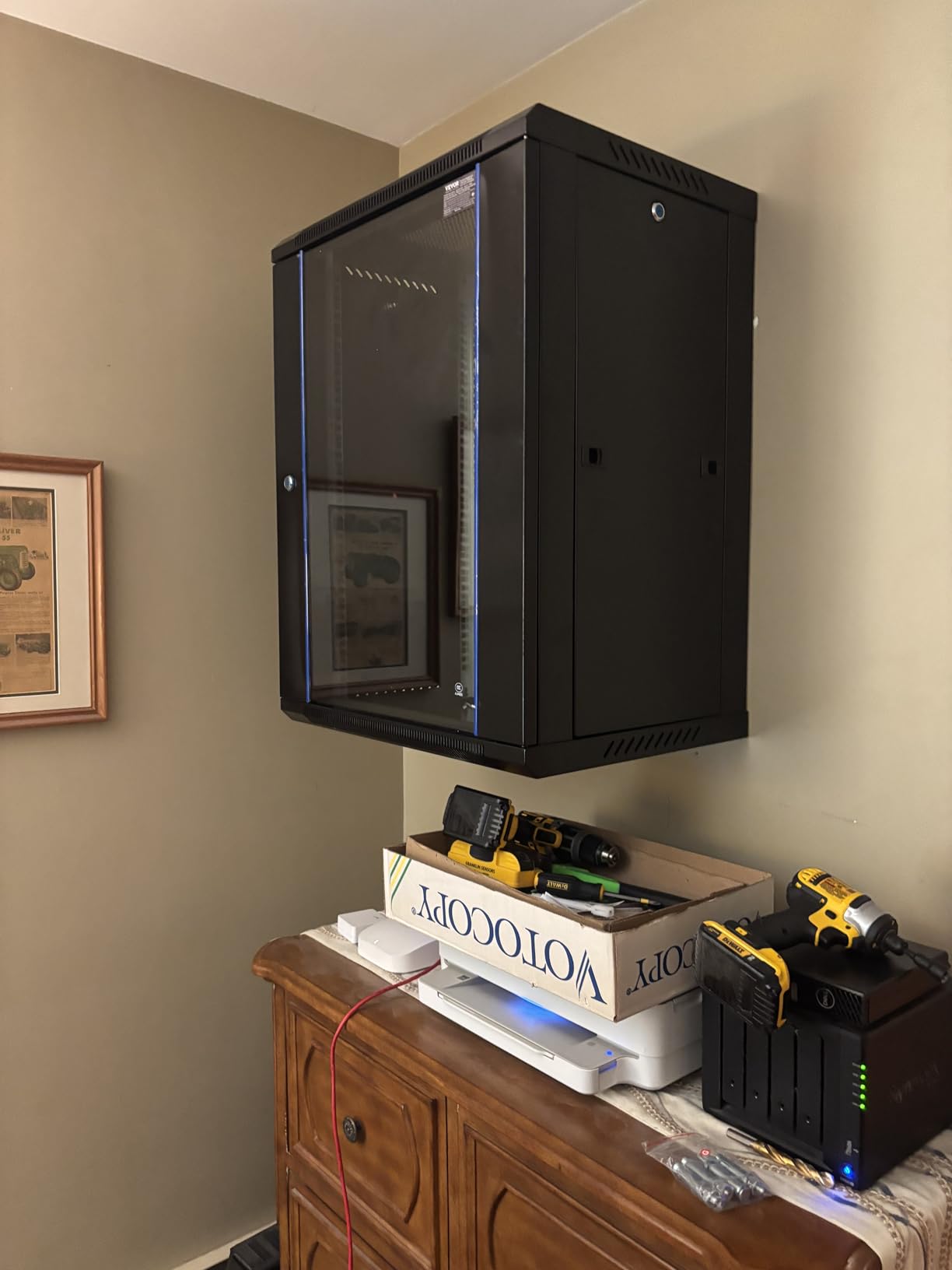 VEVOR 6U Wall Mount Network Server Cabinet, 15.5'' Deep, Server Rack Cabinet Enclosure, 200 lbs Max. Ground-Mounted Load Capacity, with Locking Glass Door Side Panels, for IT Equipment, A/V Devices customer photo 1