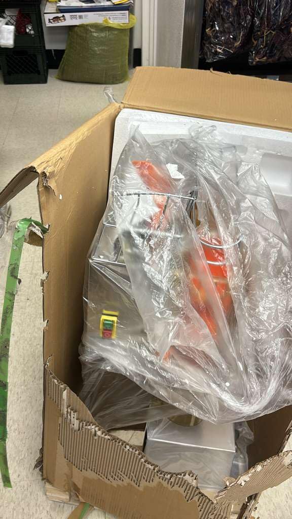 VEVOR Commercial Orange Juicer Machine, 120W Automatic Juice Extractor, Stainless Steel Orange Squeezer for 20 Oranges Per Minute, with Pull-Out Filter Box, PC Cover, 2 Peel Collecting Buckets customer photo 2