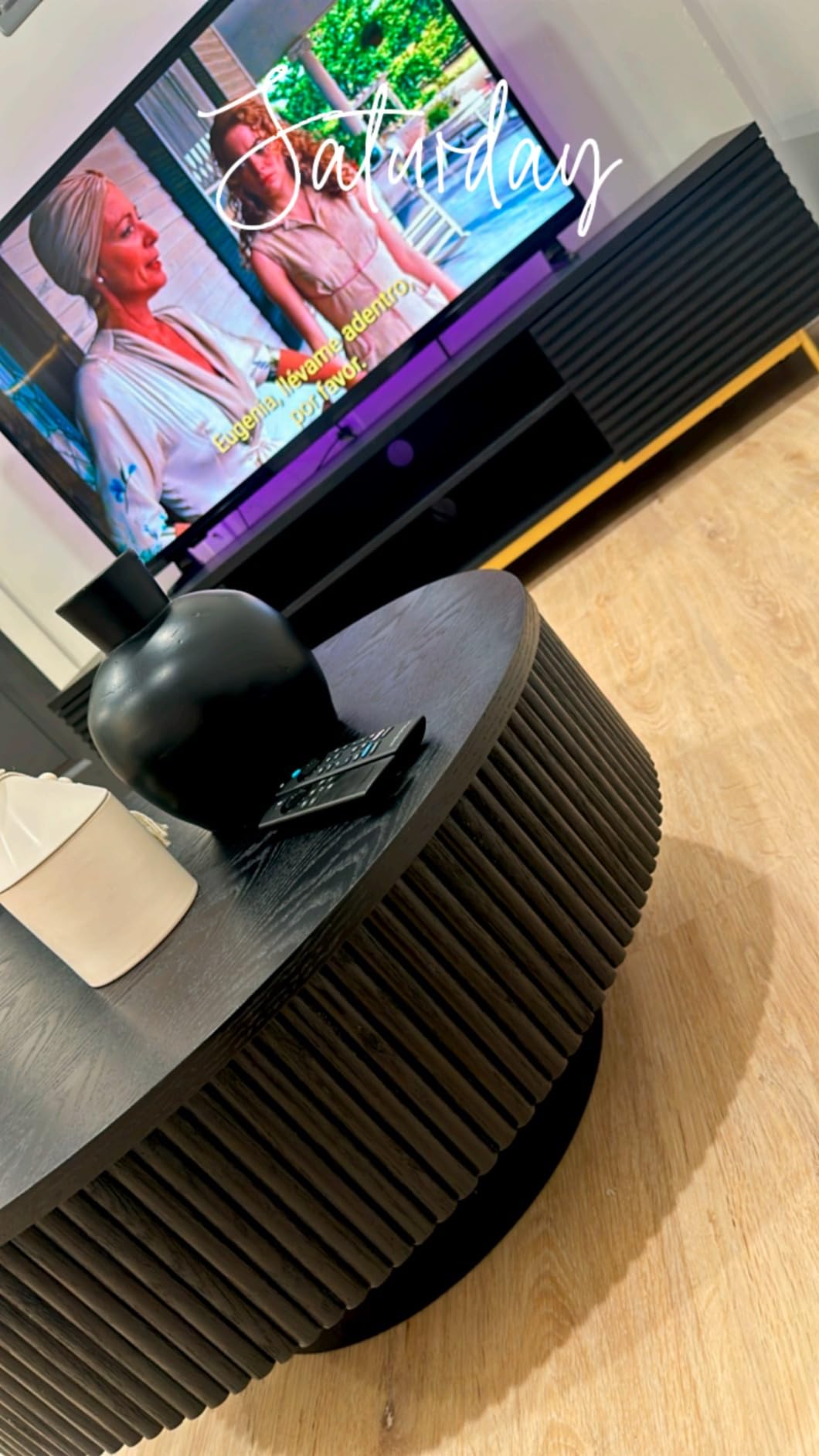BELLEZE Fluted TV Stand for TV up to 75