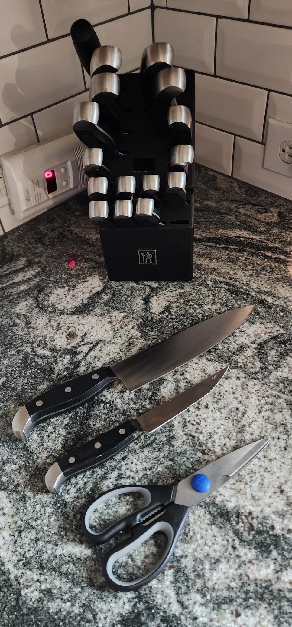 HENCKELS Premium Quality Statement 15-Piece Knife Set with Block and Knife Sharpener, Razor-Sharp, German Engineered Knife Informed by over 100 Years of Masterful Knife Making, Black Block customer photo 2