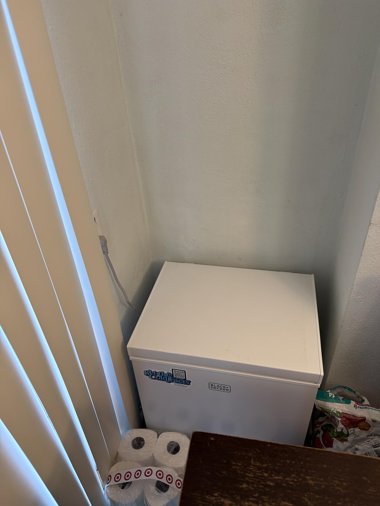 BLACK+DECKER 2.7 Cu. Ft. Compact Chest Freezer, Deep Freezer Holds Up To 94.5 Lbs. of Frozen Food, Removable Storage Basket, White customer photo 1