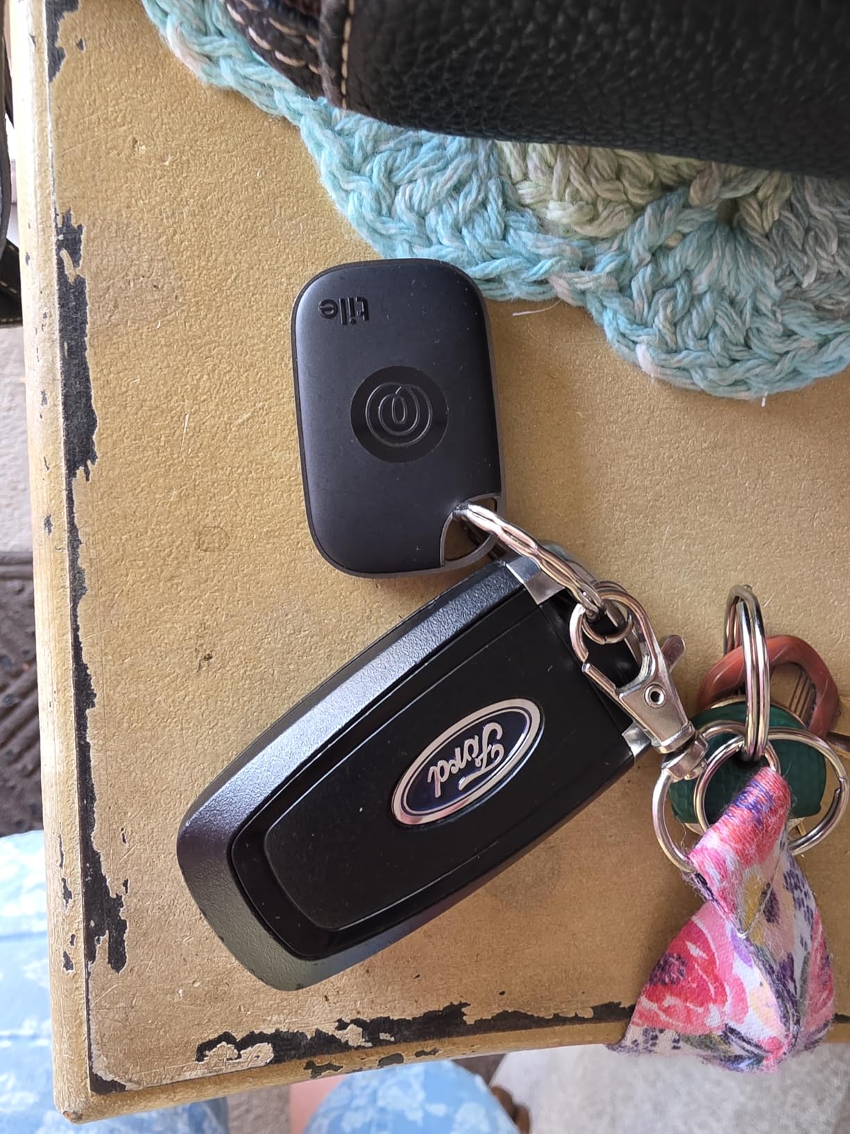 Tile Pro - Powerful Bluetooth Tracker, Key Finder and Item Locator for Keys Bags, and More. Both iOS and Android Compatible. Phone Finder. 4-Pack (Black/White) customer photo 1