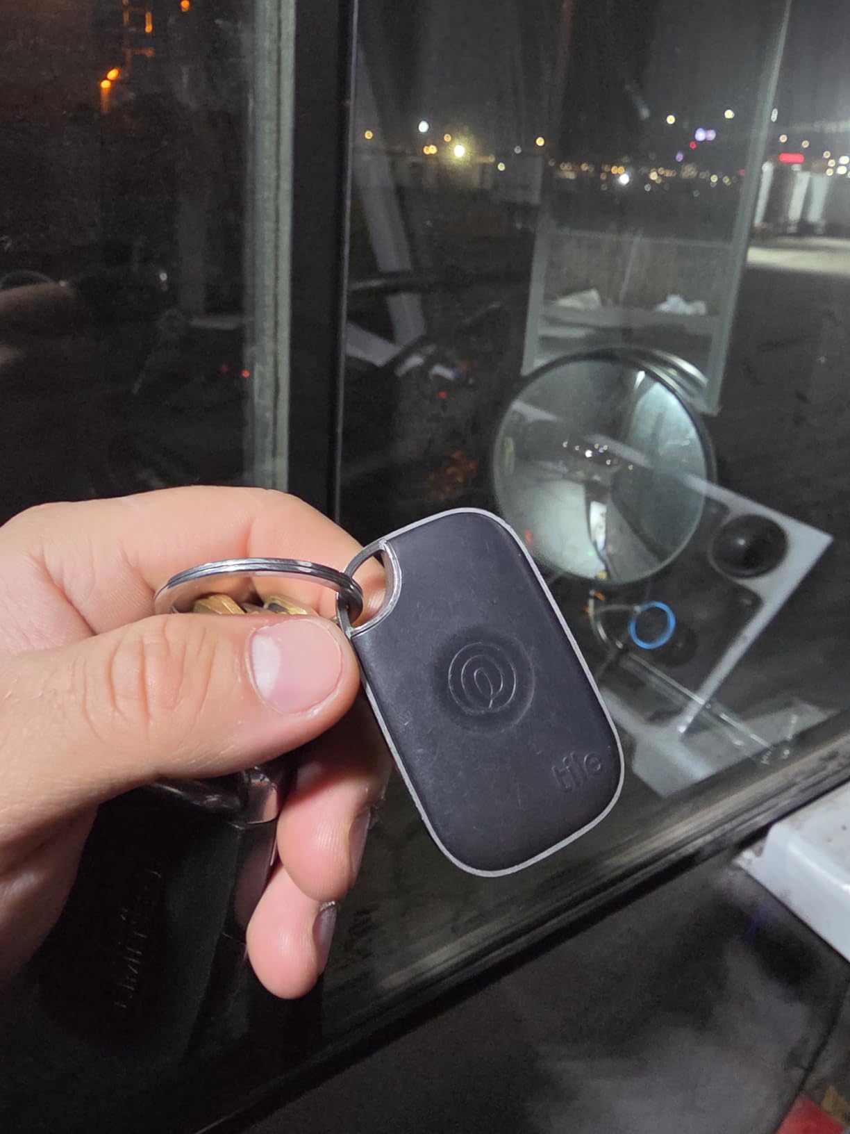 Tile Pro - Powerful Bluetooth Tracker, Key Finder and Item Locator for Keys Bags, and More. Both iOS and Android Compatible. Phone Finder. 4-Pack (Black/White) customer photo 2