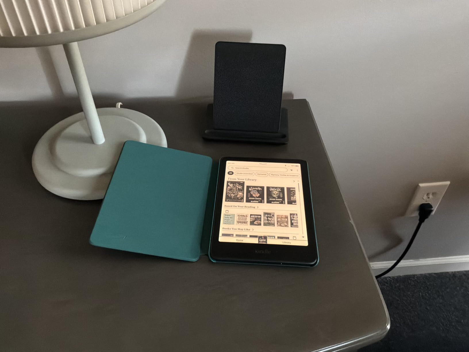 Amazon Kindle Colorsoft Signature Edition Essentials Bundle including Kindle Colorsoft Signature Edition (32GB)- Black, Plant-Based Leather Cover-Black and Wireless Charging Dock customer photo 1