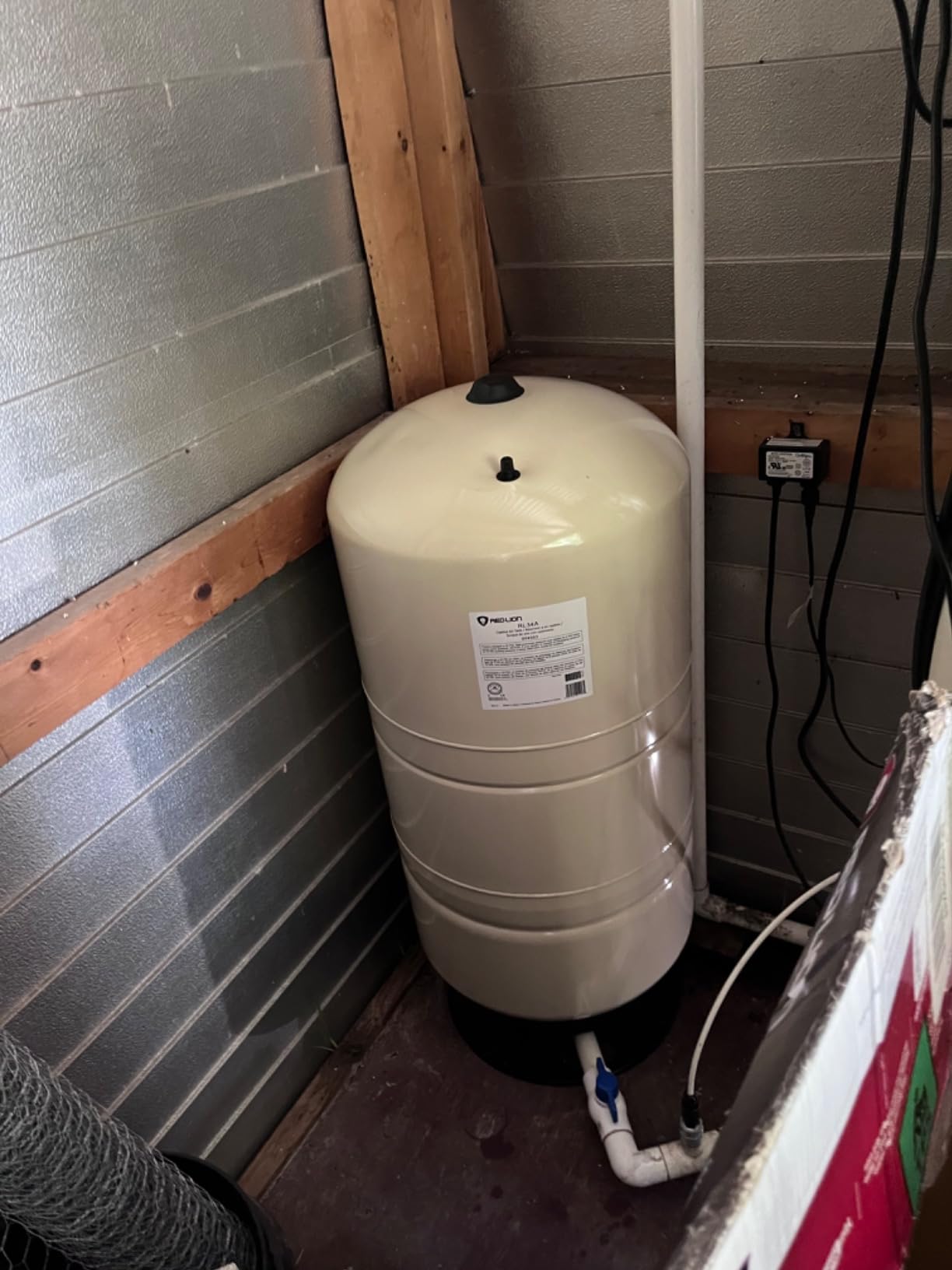 Red Lion RL20A - 20-Gallon Vertical Pre-Charged Pressure Tank with Thermoplastic Base customer photo 2