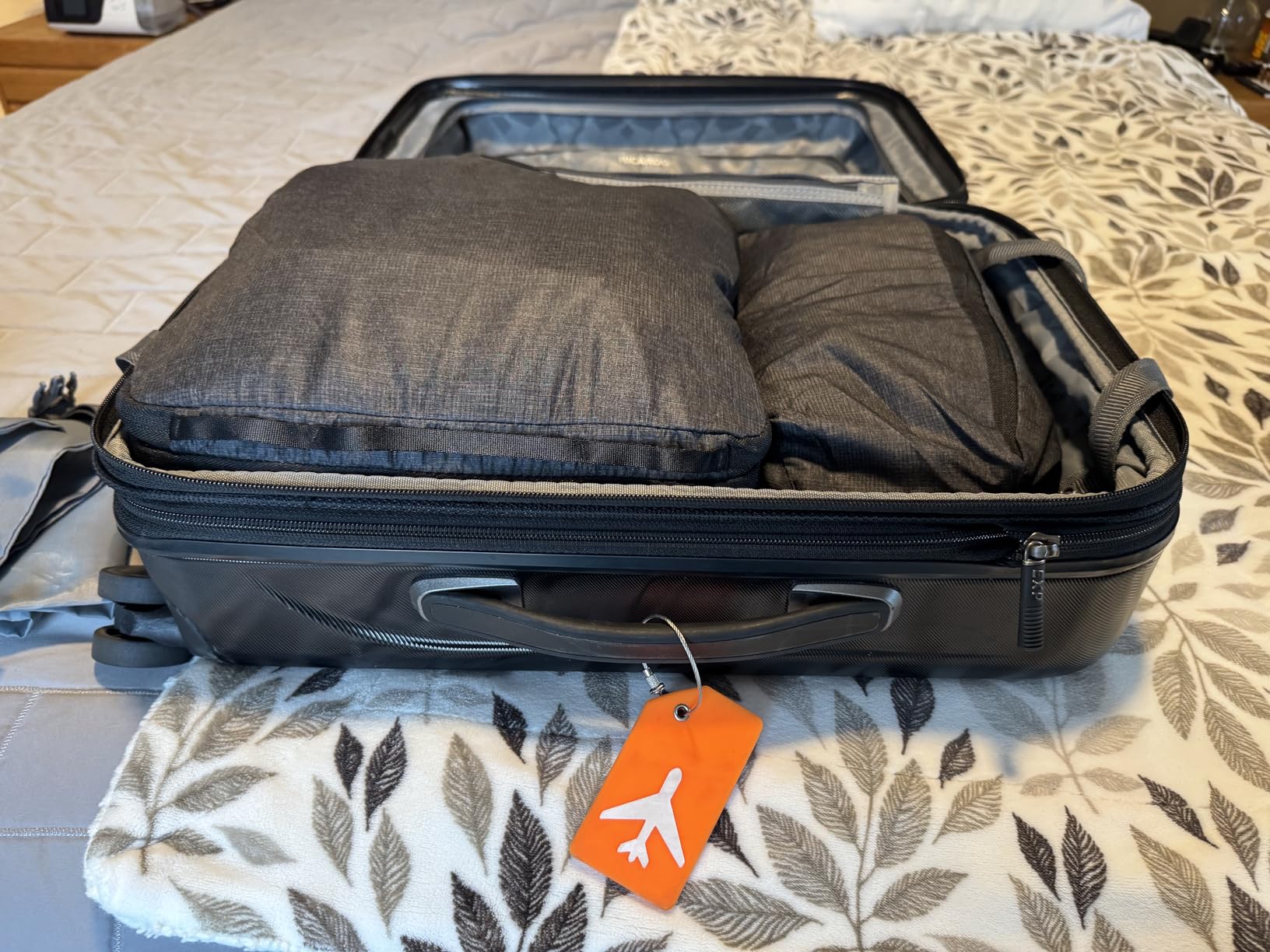 Peak Design Packing Cube, Charcoal, Weatherproof Luggage Cube with Dual Compartment Organization, Expansion and Compression, Zipper Opening, Travel Organizer for Men and Women, Size M customer photo 1