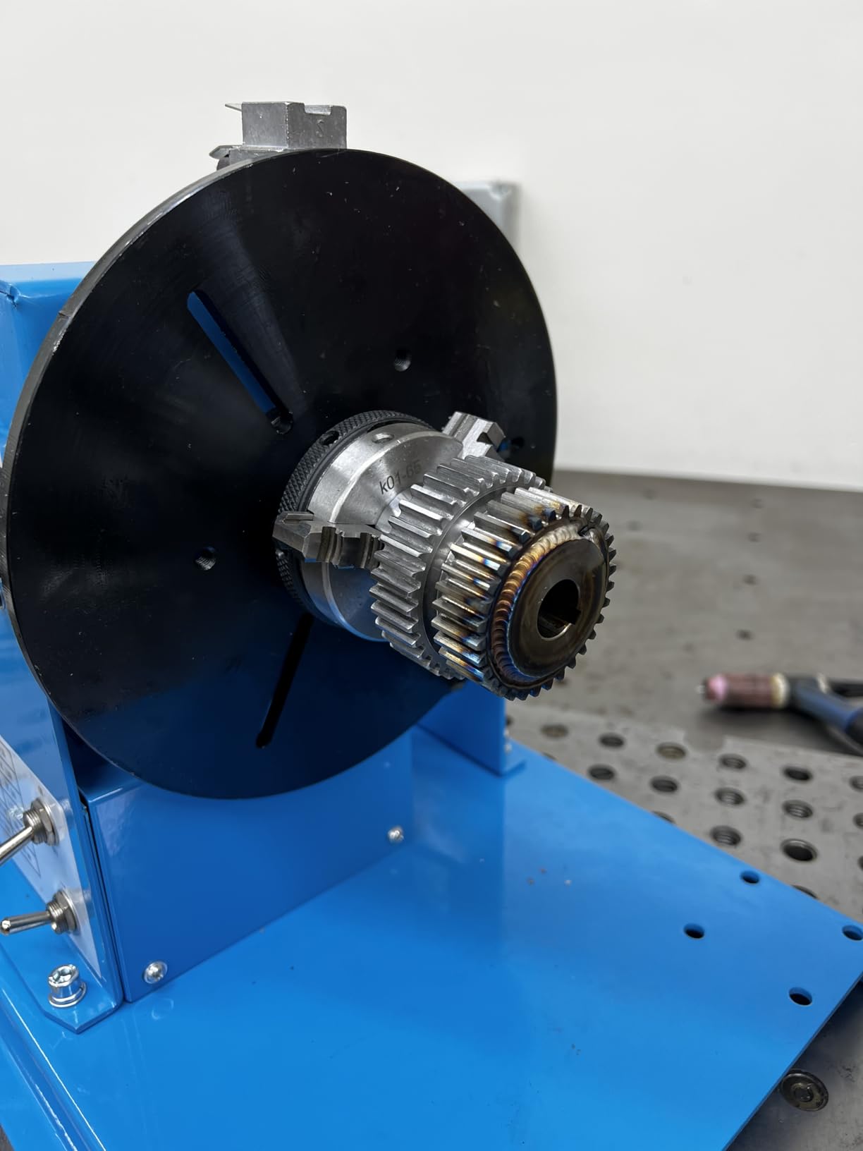 VEVOR Rotary Welding Positioner 50KG, Adjustable 0-90° Turntable for Welding 0.5-6RPM 120W, Includes 12.4 Inch 3-Jaw Lathe Chuck & Torch Stand for Efficient Cutting, Grinding, Assembly, Testing customer photo 2