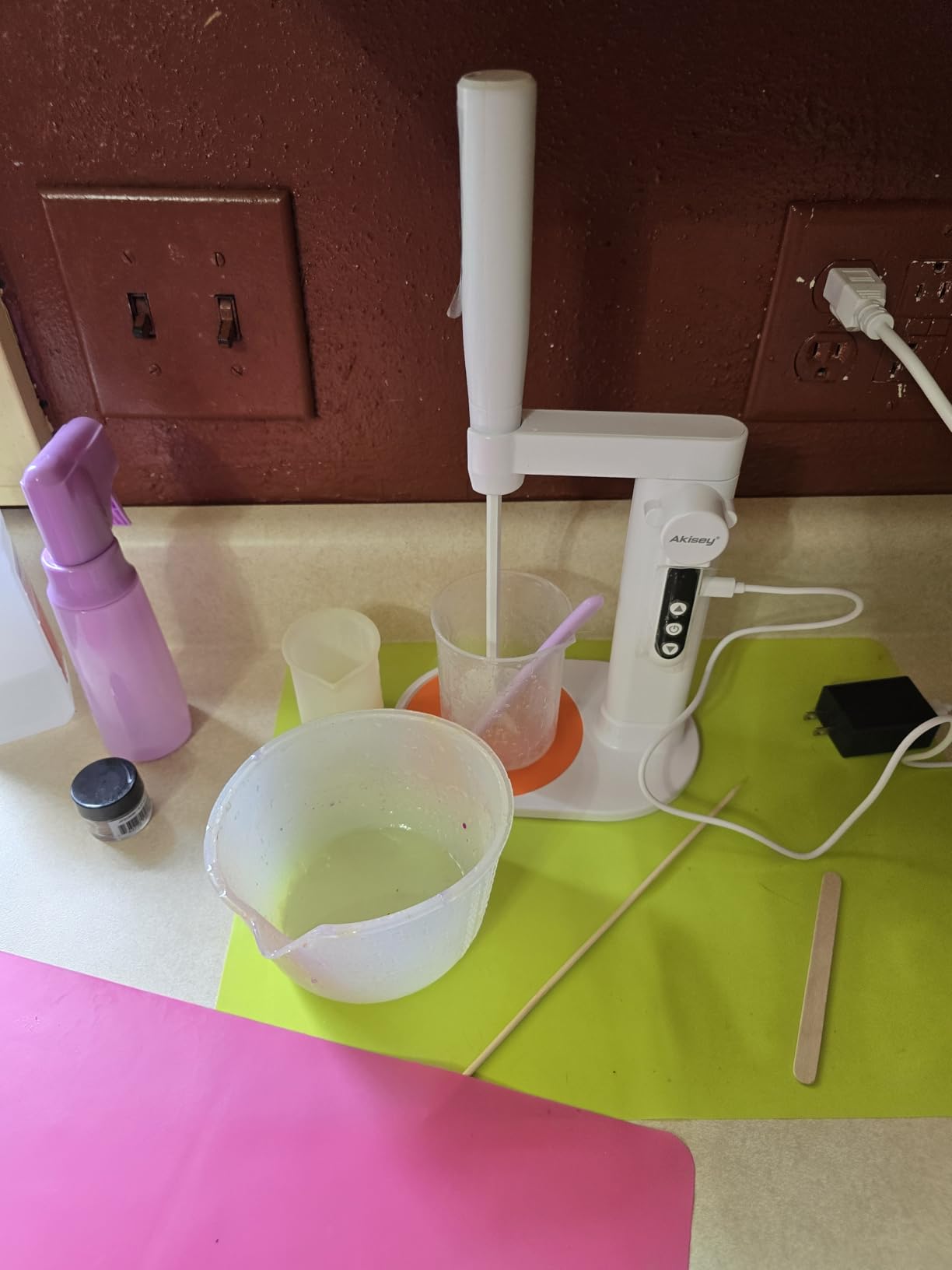 Akisey Electric Resin Mixer, Epoxy Resin Mixer with Electric Stand, 5-Speed Mode & Minimize Bubbles, Electric Stirrer Kit for Resin Molds, Silicone, Paint, Resin Tool, DIY Crafts, 4 Included Paddles customer photo 2