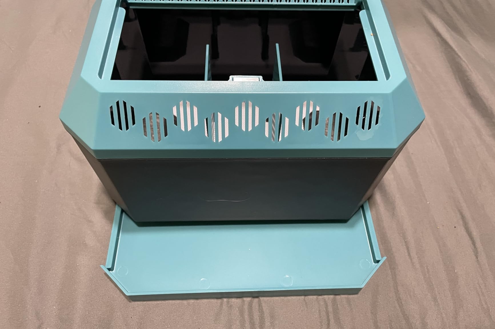 Multi Purpose Insect Habitat for Crickets, Dubia Cockroaches, Breadworms, and Silkworms, with Ventilation and Breathability customer photo 1