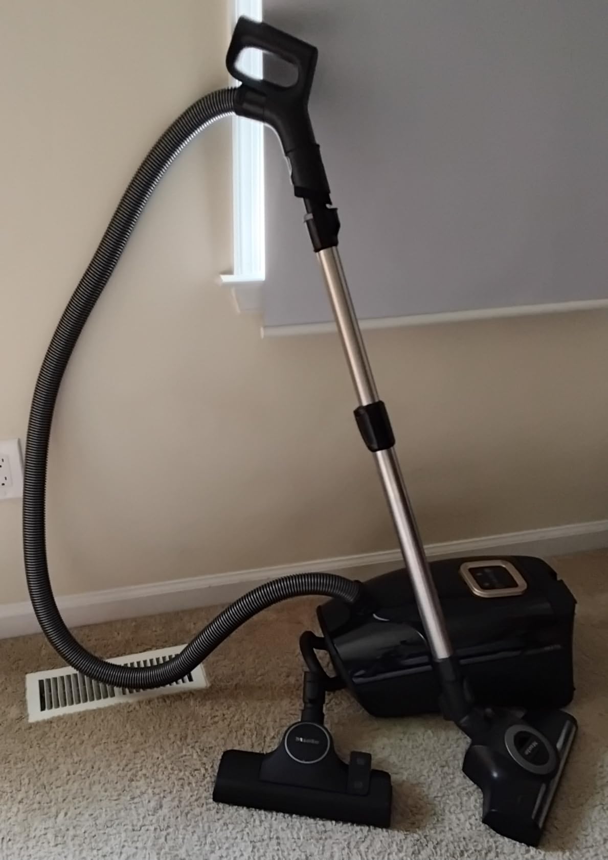 NEW Miele Guard L1 Cat & Dog Bagged Canister Vacuum for Pet Owners with Odor-Reducing Active AirClean Filter, TurboTeQ Floorhead, and AllTeQ Universal Floorhead, in Obsidian Black/Rose Gold customer photo 2