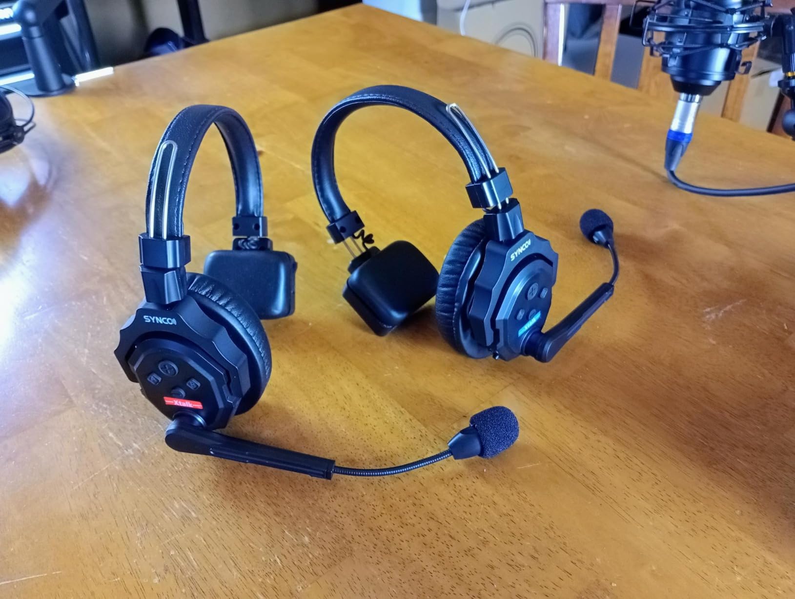 SYNCO XTALK Full Duplex Wireless Intercom Headset System for 4 Person, 24H Workingtime 350M/1148FT AEC Noise Cancellation Team Communication Intercom Headsets for Event Production Filming (XTALK X4) customer photo 1
