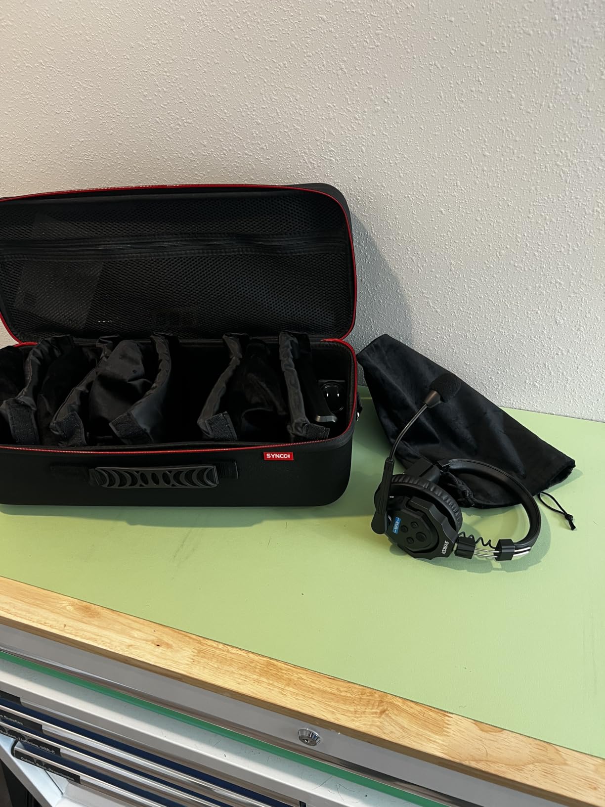 SYNCO XTALK Full Duplex Wireless Intercom Headset System for 4 Person, 24H Workingtime 350M/1148FT AEC Noise Cancellation Team Communication Intercom Headsets for Event Production Filming (XTALK X4) customer photo 2