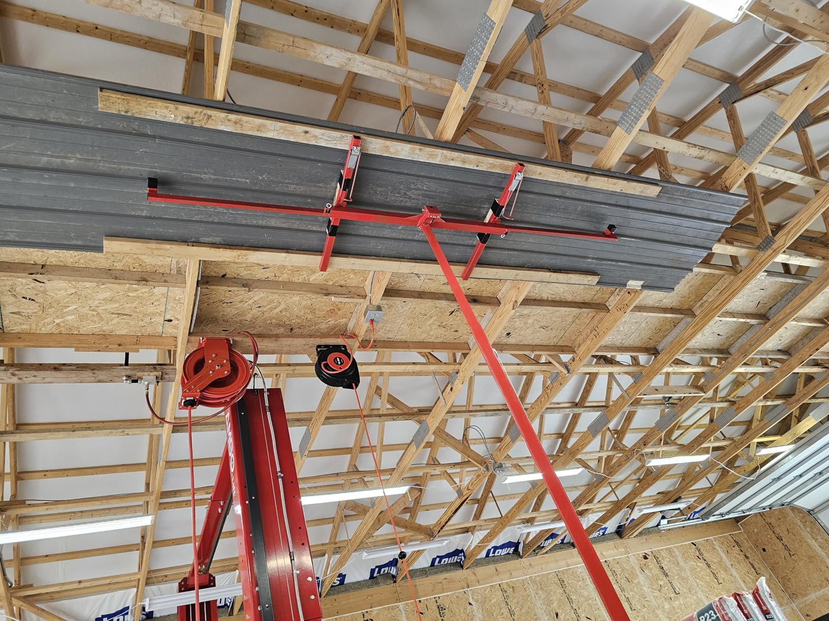 VEVOR 16ft Drywall Lift, Heavy-Duty 150 lbs Sheetrock Hoist with Adjustable Telescoping Arm, Lockable Wheels, Drywall Lifter Panel Jack Hoist Tools Ideal for Ceiling & Wall Installation (Red) customer photo 1