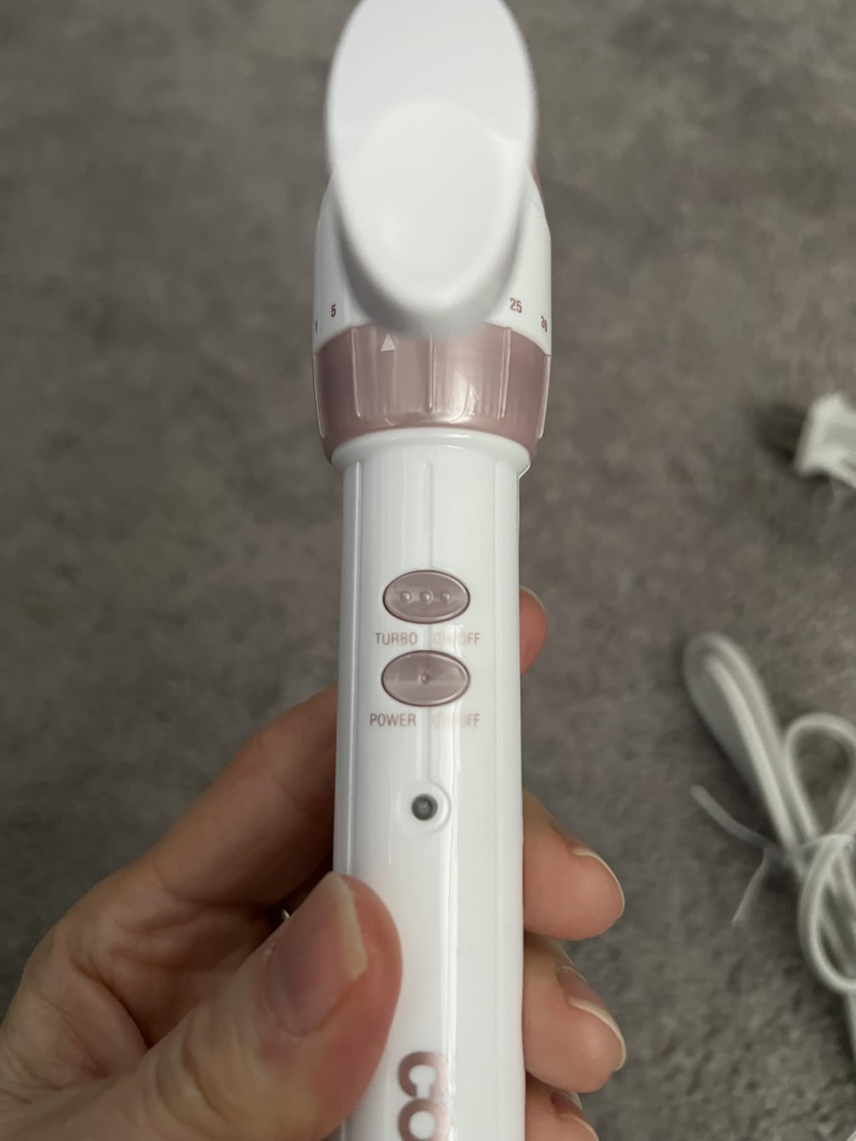 Conair Double Ceramic 1 1/4-Inch Extra Long Barrel Curling Iron, Loose Curls for All Hair Types, 30 Heat Settings, Auto-Off, White/Rose Gold, CD709 customer photo 1