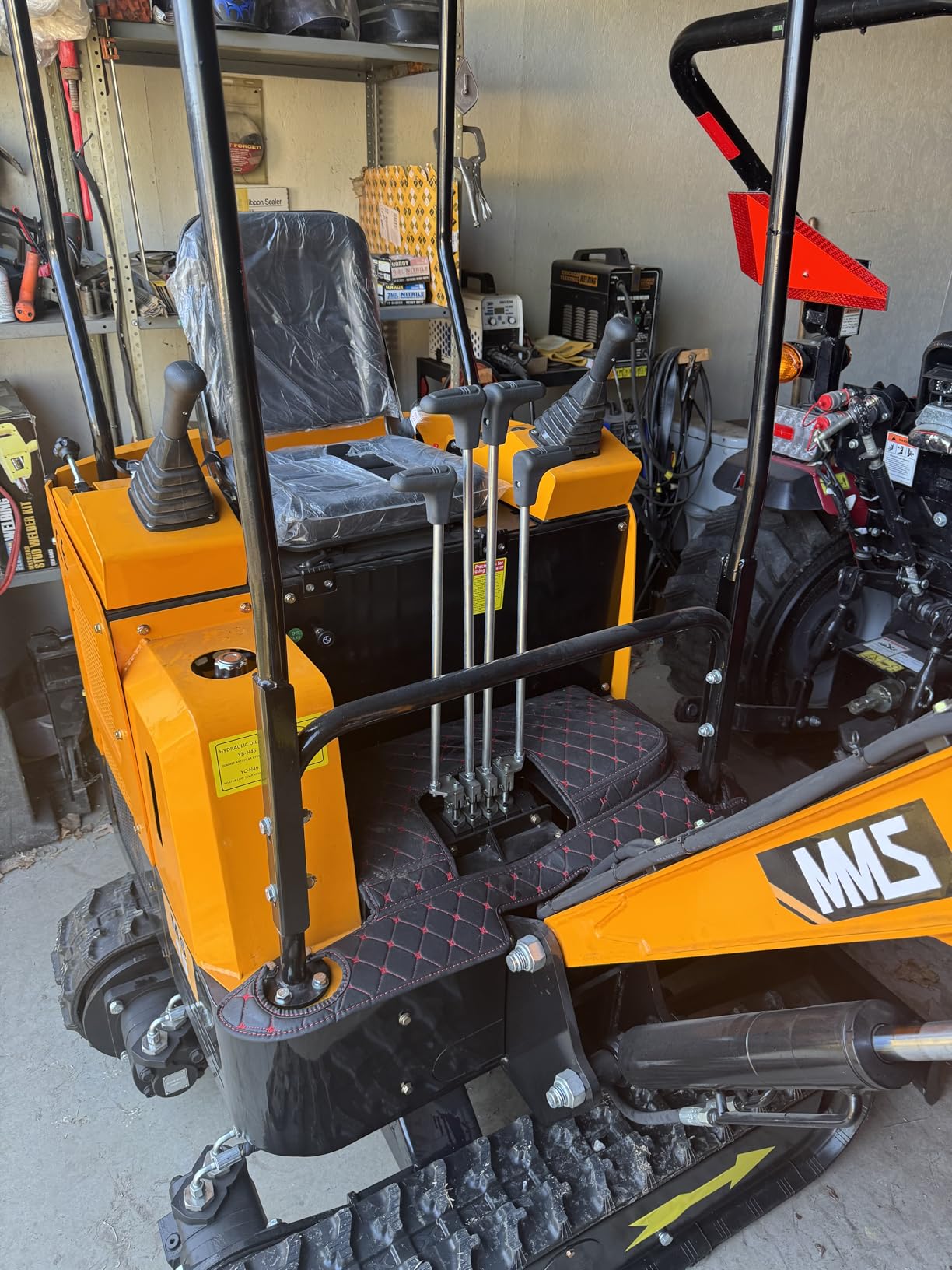 MMS15 1.5 Ton Mini Excavator 13.5 HP Rato Gas Engine with Side Swing Boom, Hydraulic Thumb Clamp, Digger Machine for Backyard Landscaping Garden Path Tight Spaces Construction, Unloading Included customer photo 1