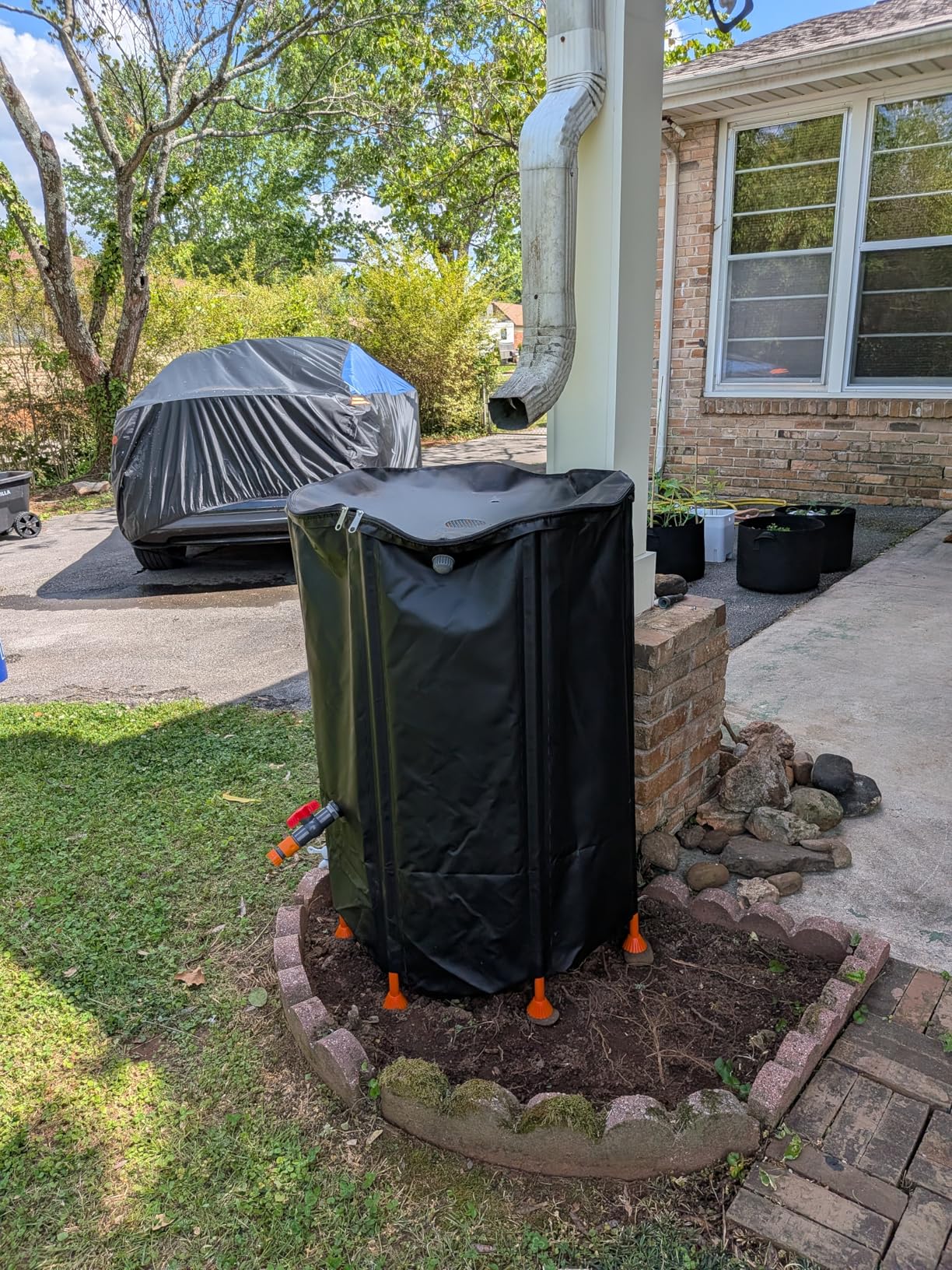VEVOR Collapsible Rain Barrel, 100 Gallon Portable Rain Water Collection Barrel, 1000D PVC Rainwater Collection System with Spigot & Overflow Kit, Black customer photo 1