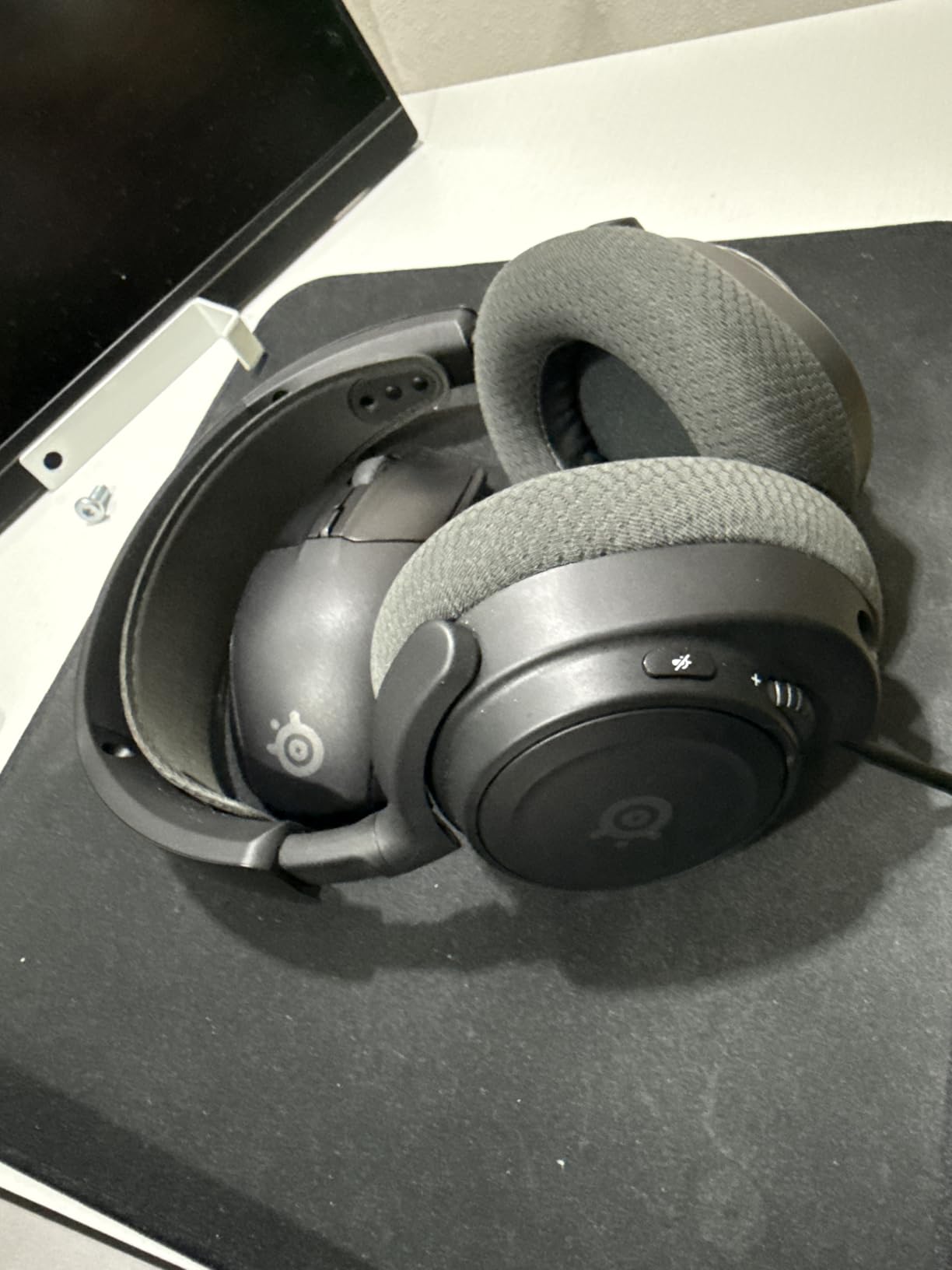 SteelSeries Arctis Nova 7 Wireless Gen 2 Gaming Headset - Real-Time App Control, 50+ HR Play, Neodymium Drivers, Mix 2.4GHz/Bluetooth, PC, PS5, PS4, Switch 1/2, Mobile - Black customer photo 1
