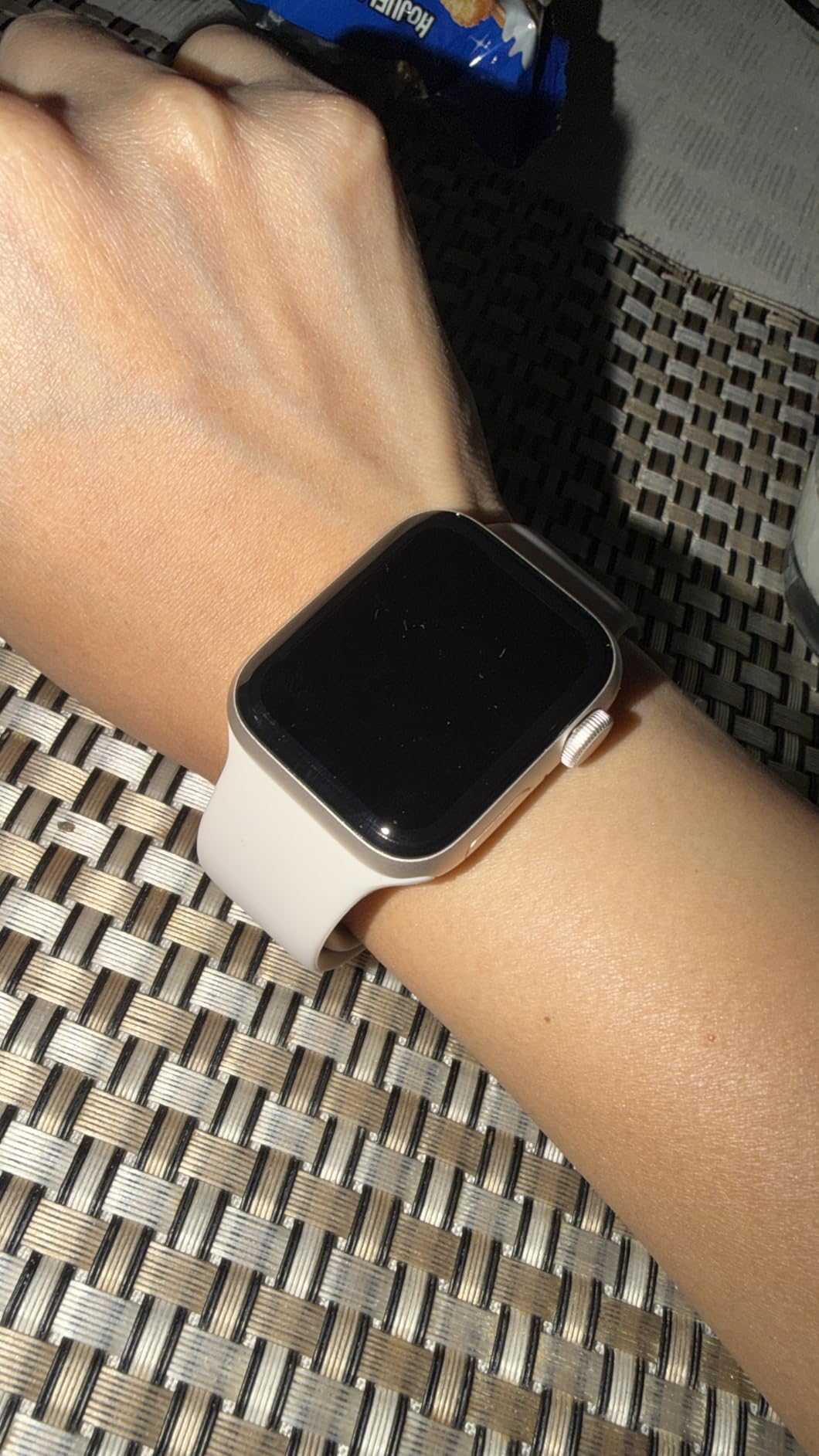 Apple Watch SE 3 [GPS + Cellular, 40mm] Starlight Aluminum Case with Starlight Sport Band, S/M (Renewed) customer photo 1