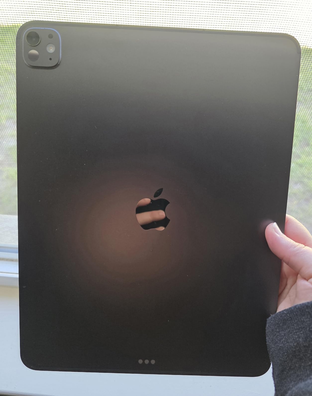 Apple iPad Pro 13-inch (M5): Ultra Retina XDR Display, 1TB, 12MP Front/Back Camera, LiDAR Scanner, Wi-Fi 7 with Apple N1 + 5G Cellular with C1X chip, Face ID, All-Day Battery Life — Space Black customer photo 1