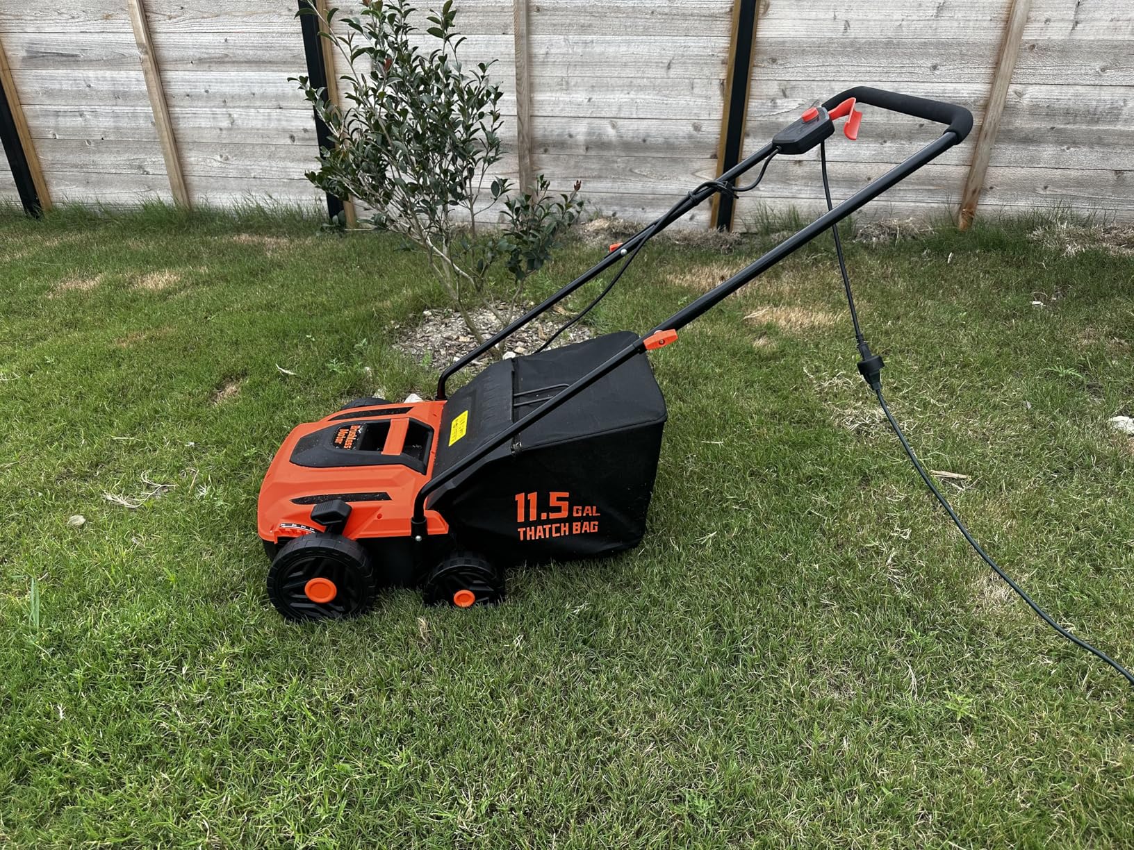TIECTOWN 14-Inch 13.5 Amp 2-in-1 Electric Dethatcher and Scarifier with 11.5-Gallon Collection Bag, Lawn Dethatcher with 5-Position Depth Adjustment, Blade Replacement Without Tool - Green customer photo 2