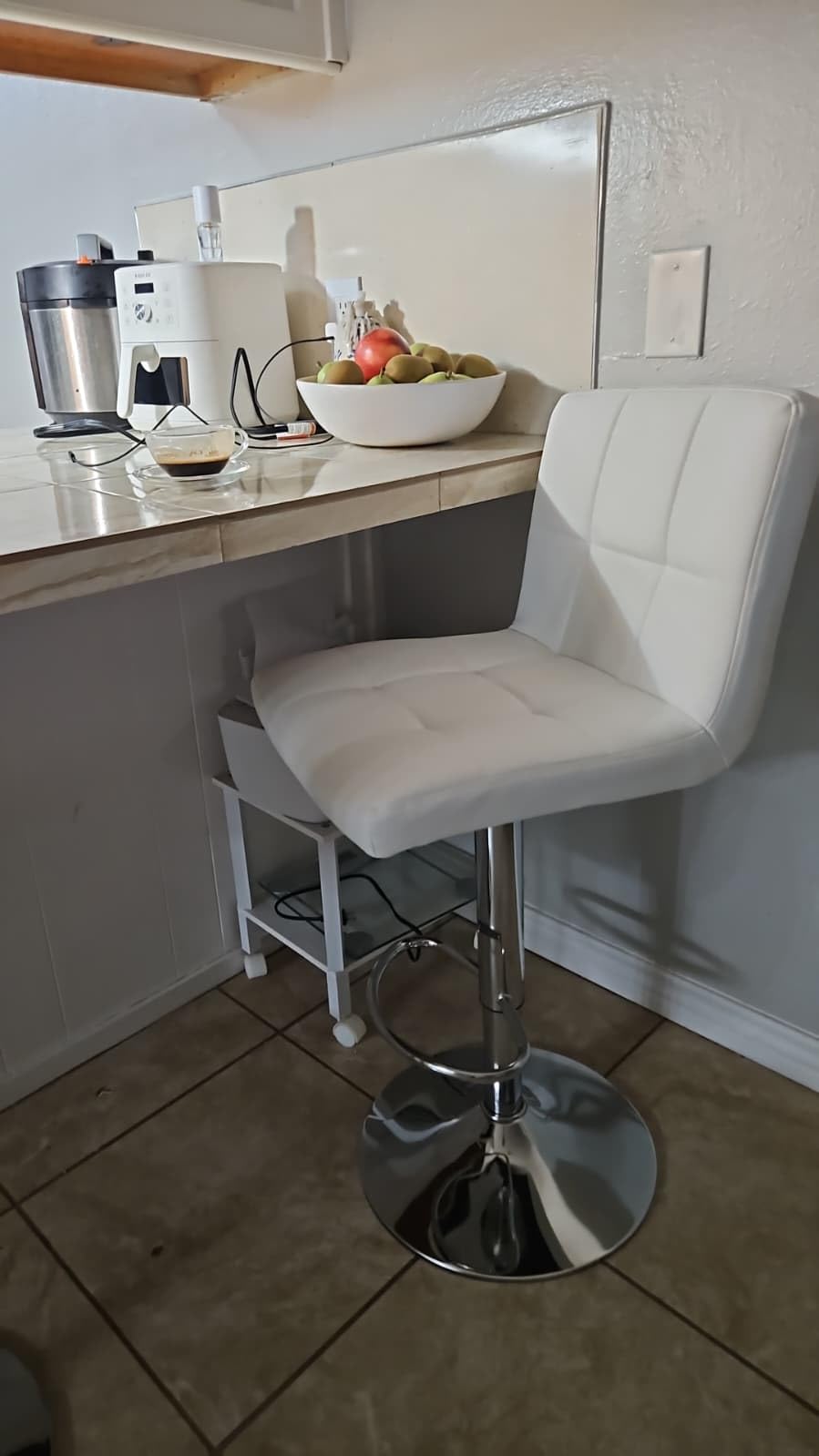 DUMOS Bar Stools Set of 4, 24 inch Counter Height Bar Stools, Upholstered Modern Kitchen Barstools with Metal Base, PU Leather Saddle Stools for Kitchen Island, Snowy White customer photo 1