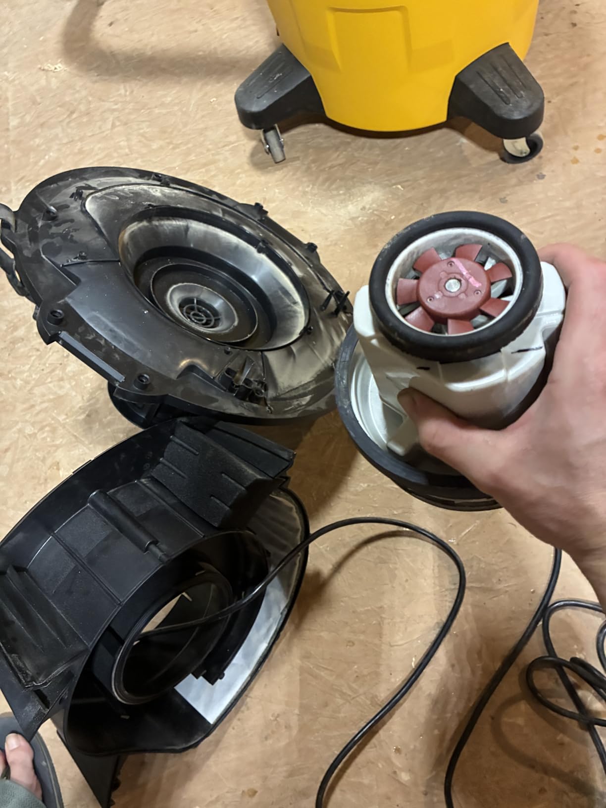 DEWALT 16 Gallon STEALTHSONIC Poly Wet/Dry Vacuum, DXV16P-QTA Noise Reduction Vac, Heavy Duty Shop Vacuum for Jobsite/Workshop, Reduce Motor Noise, Yellow customer photo 2