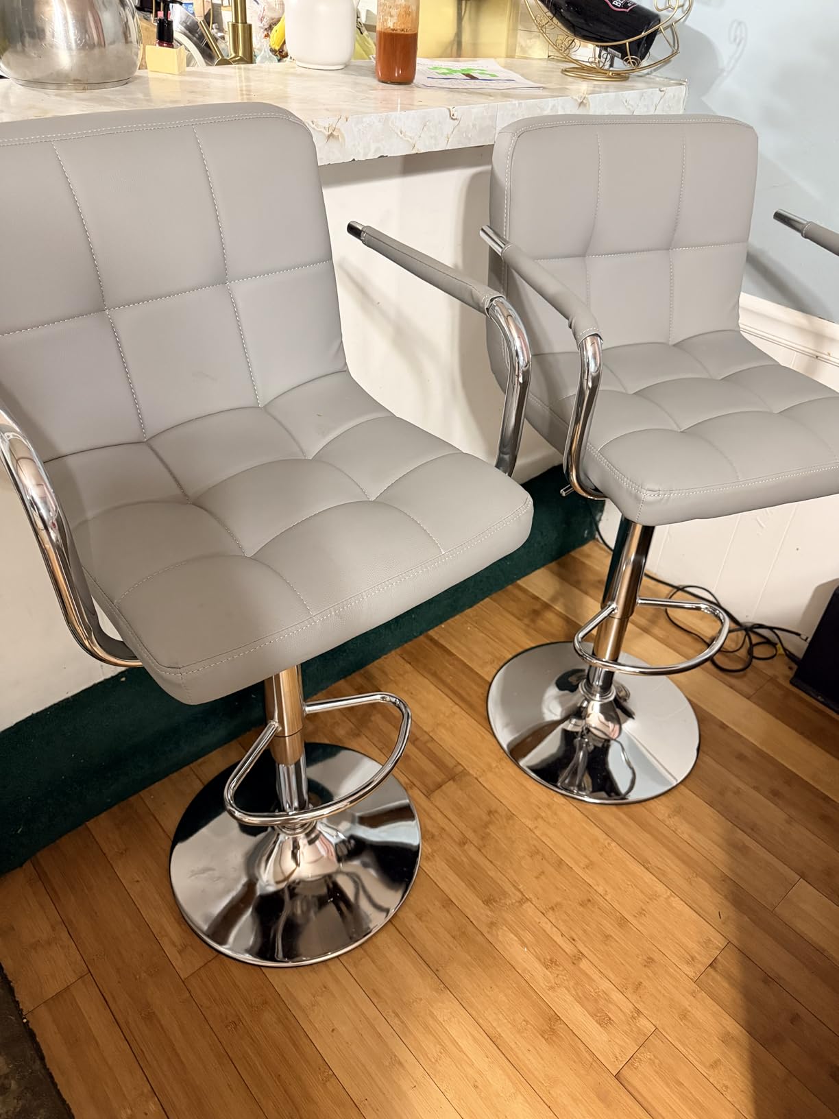 DUMOS Bar Stools Set of 4, Adjustable Swivel Bar Chairs with Padded Armrests and Ergonomic Backrest for Kitchen Island Counter Pub Dining Room, Water-Resistant PU Leather, Grey customer photo 1