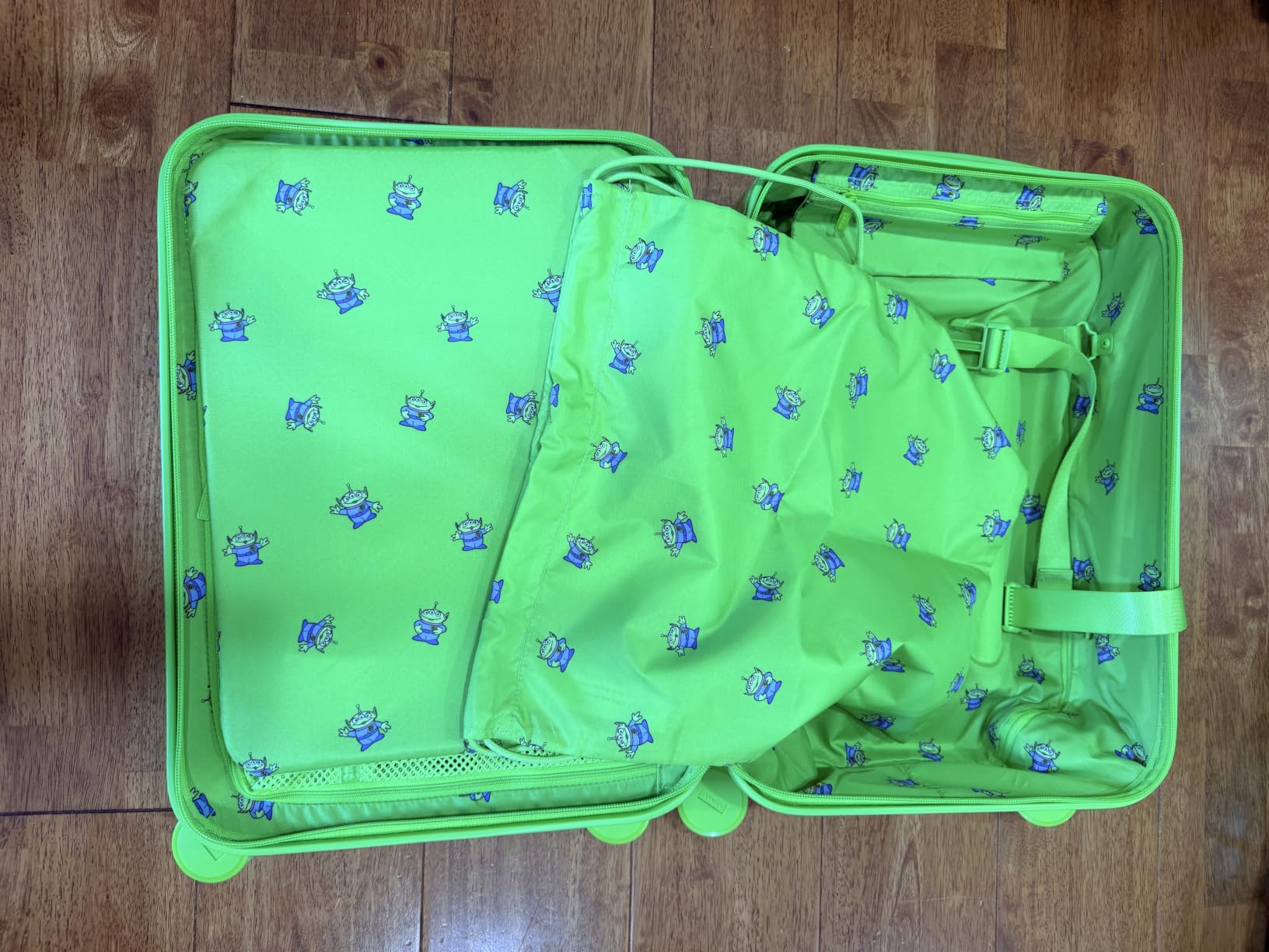 Away Toy Story 5 Kids Carry-On Luggage - 19-Inch Lightweight Hardside Suitcase with 360 Spinner Wheels, Interior Compression System, TSA-Accepted Lock - Woody Yellow customer photo 1