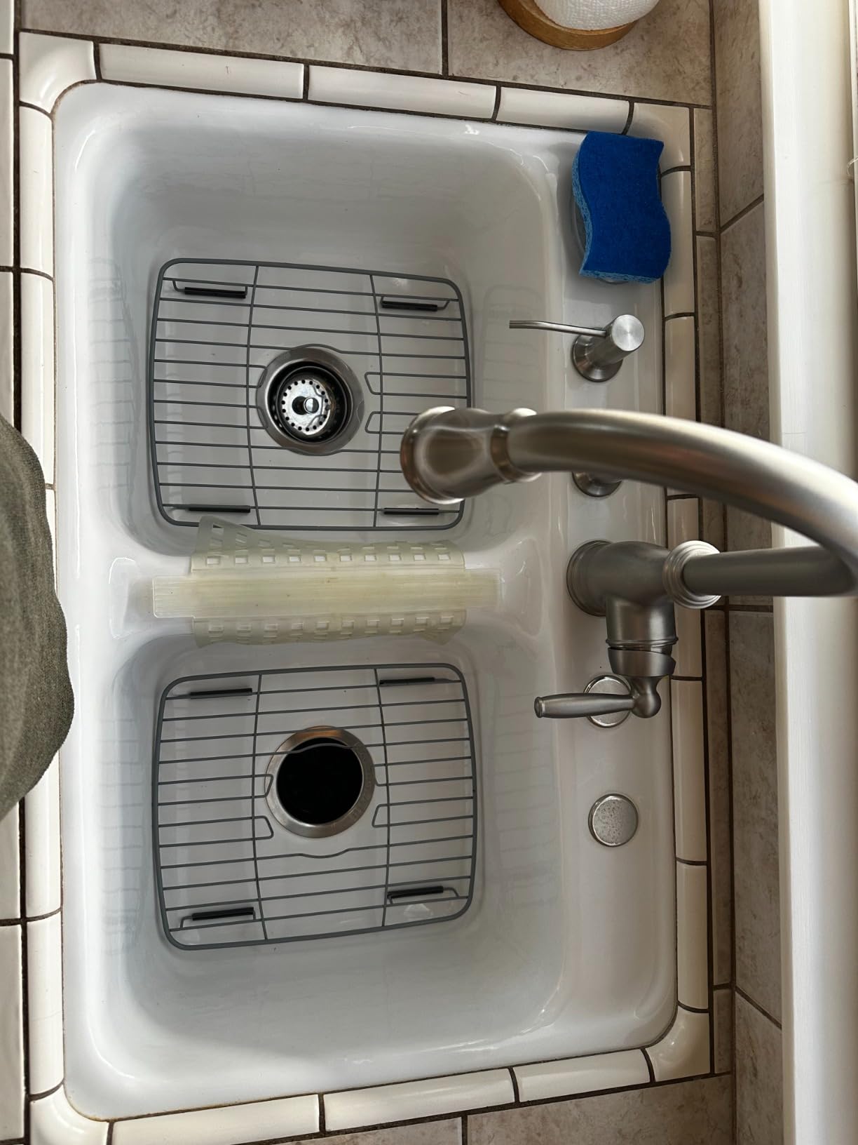 Better Houseware Sink Protectors for Kitchen Sink, Protective Metal Grid, 16x12.3x1 inches, White Kitchen Sink Mat to Shield Sink Base from Scratches, Rust-Resistant Coating customer photo 1