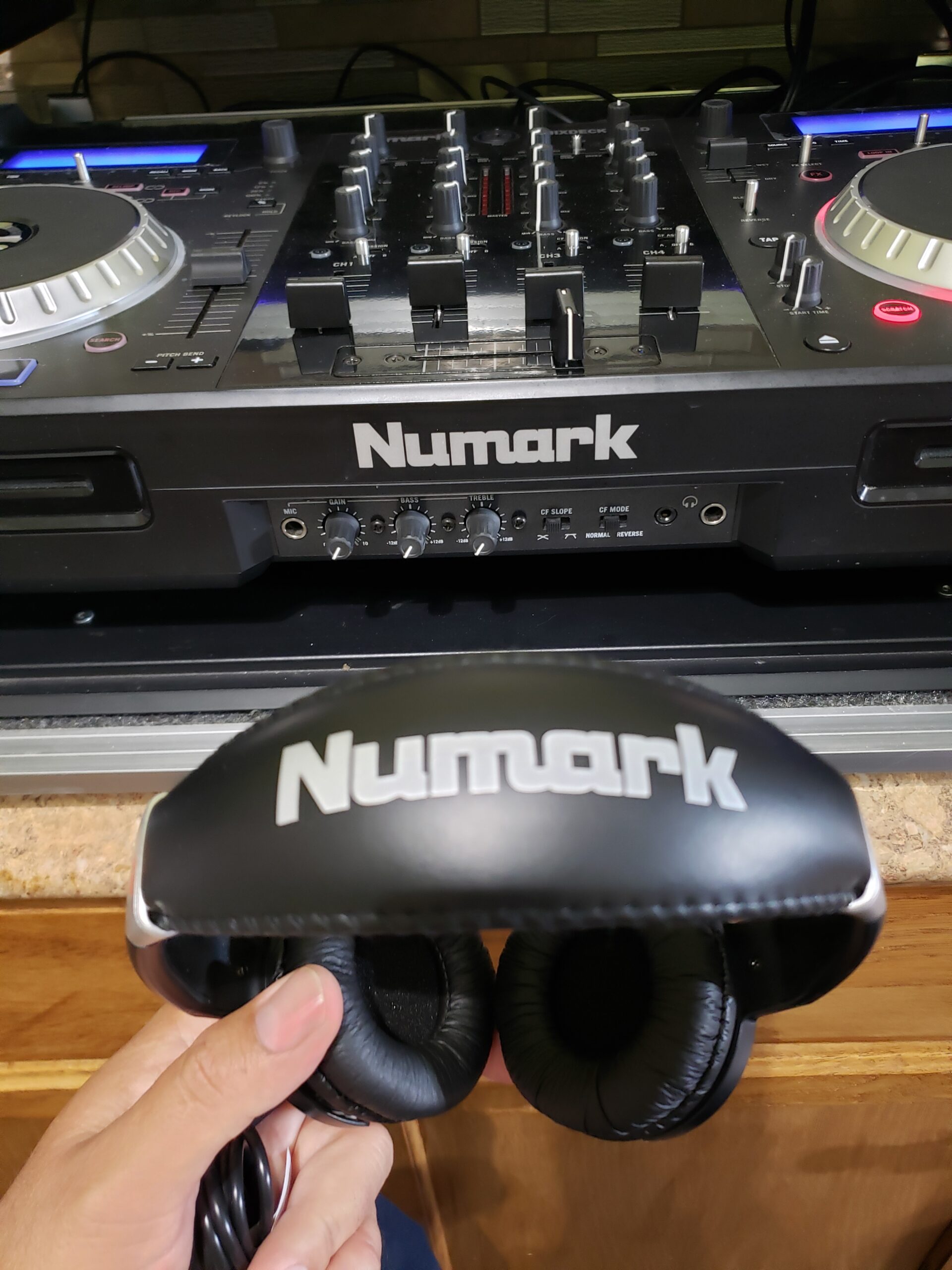 Numark HF125 Compact Recording and Monitoring DJ Headphones with 6ft Cable, 40mm Drivers for Extended Response, Closed-Back Design for Sound Isolation customer photo 2