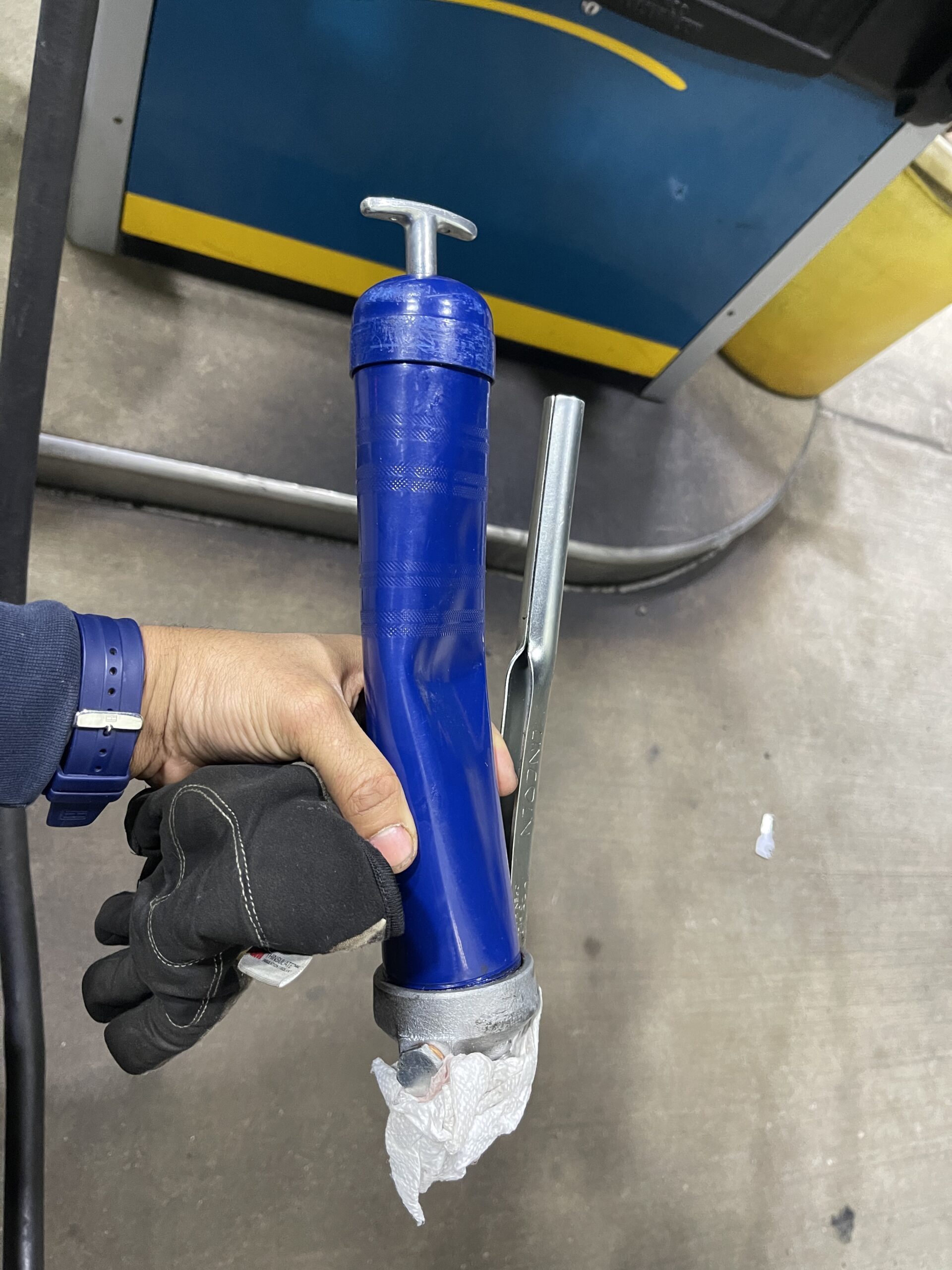 Lincoln 1142 Lever Action Grease Gun, HD Cast Iron Pump Head, 10000 PSI Max Pressure, 14.5 oz Cartridge or 16 oz Bulk, Flip Over Follower, Includes 6 Inch Extension and Hydraulic Coupler customer photo 1