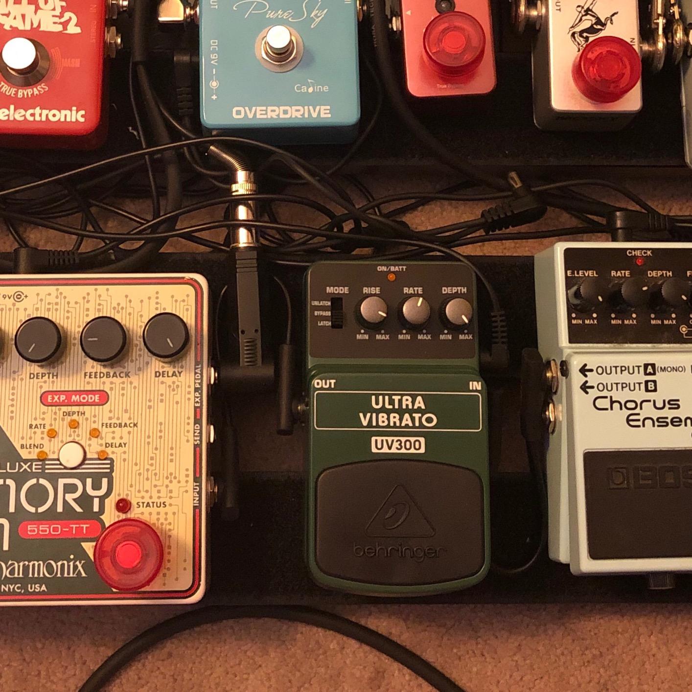 Behringer ULTRA VIBRATO UV300 Classic Vibrato Instrument Effects Pedal, Green customer photo 1