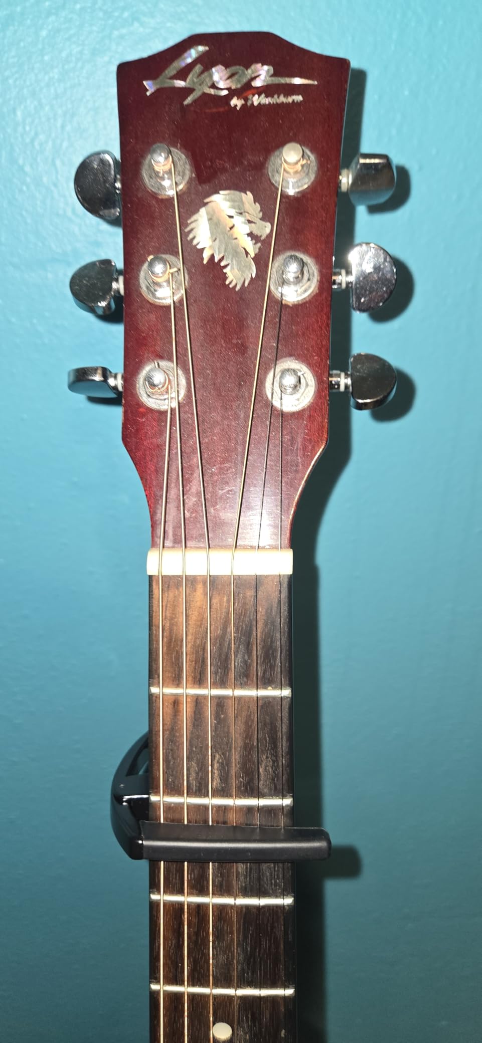 D'Addario Guitar Capo - NS Tri Action - For 6-String Electric and Acoustic Guitars - Micrometer Tension Adjustment for Buzz-Free, In-Tune Performance - Single Hand Use - Integrated Pick Holder - Black customer photo 1