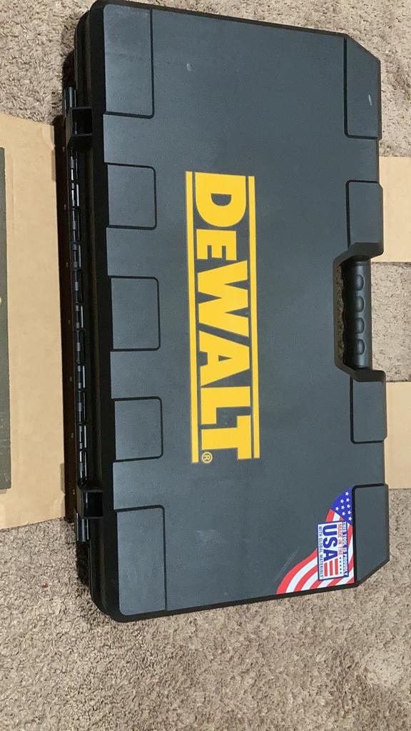 DEWALT Grease Gun Kit 20V MAX with 4.0Ah Battery and Charger, Cordless Grease Gun, LED Light, 42