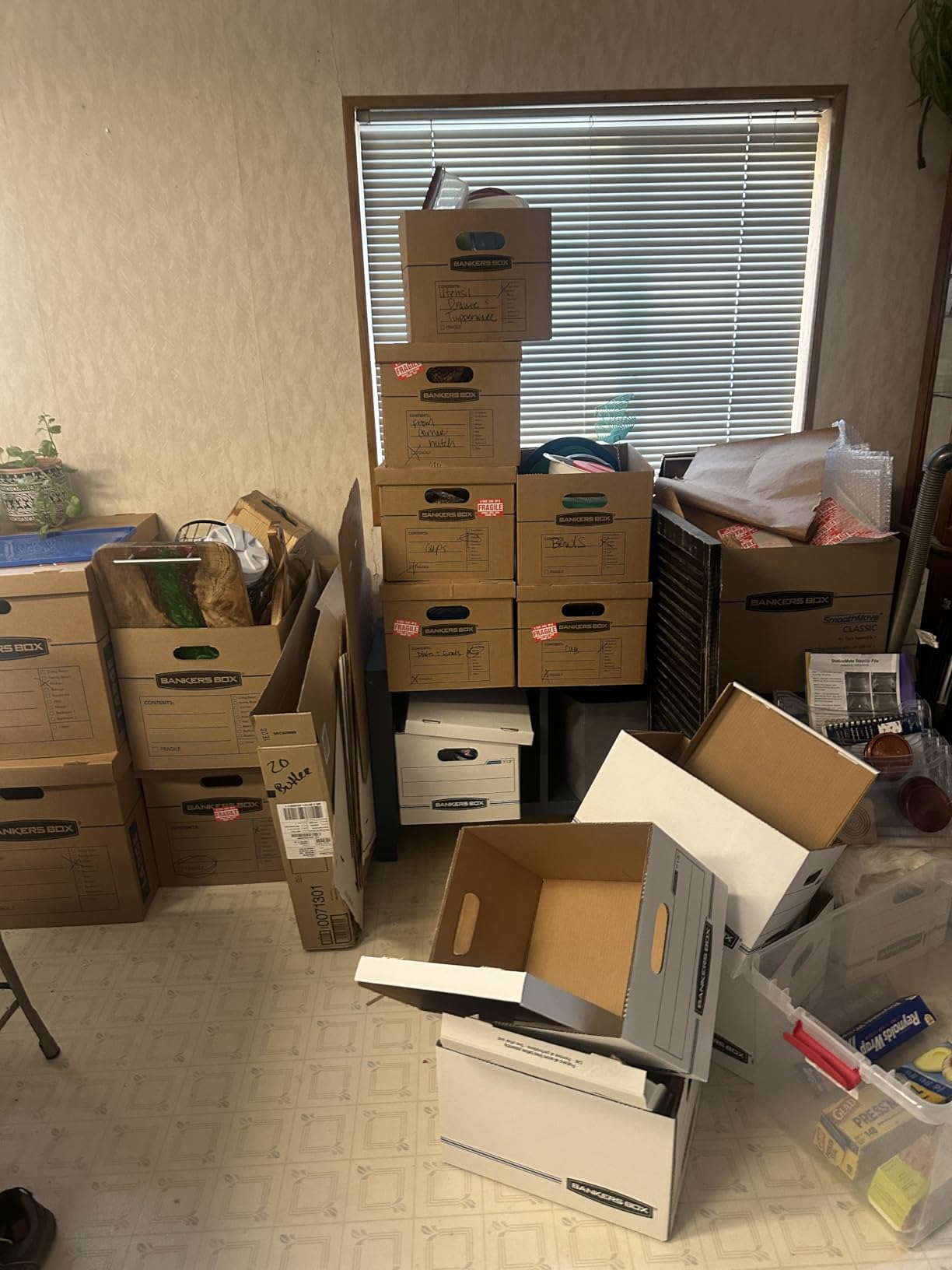 Bankers Box Classic Moving Box 12 Pack Kit, Reinforced Handles, Tape-Free Assembly, Box with Lid, 8 Small and 4 Medium Boxes (7716401) customer photo 1