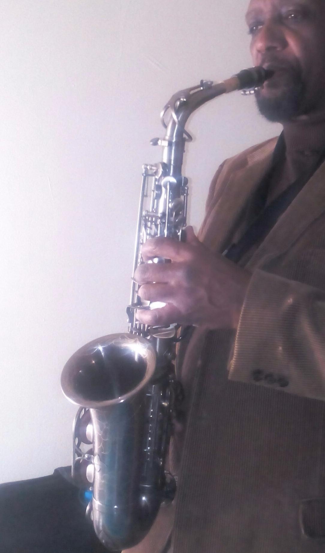 Glory Gold Laquer E Flat Alto Saxophone with 11 Reeds, 8 Pads Cushions, Case, Care Kit customer photo 2