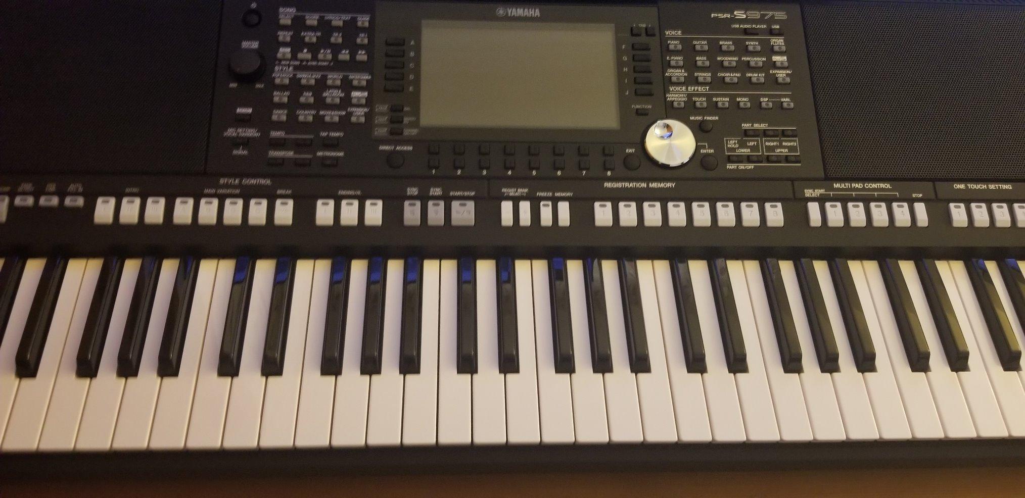Yamaha PSR-S670 61-Key Arranger Workstation customer photo 1