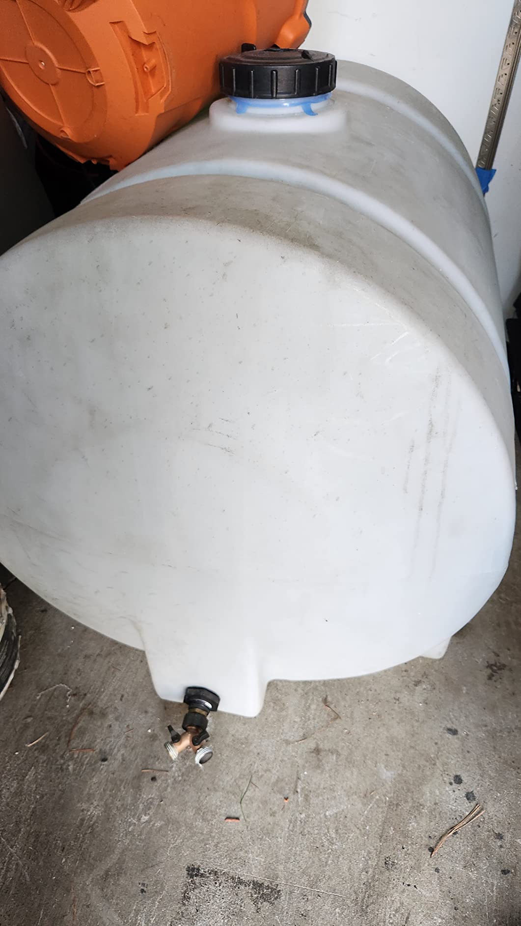 RomoTech 325 Gallon Polyethylene Storage Tank with Legs-Heavy-Duty Horizontal Water Storage Tank for Farms, Industrial or Chemical Use-UV-Resistant, Rustproof, BPA-Free Plastic Liquid Tank, 82124259 customer photo 1