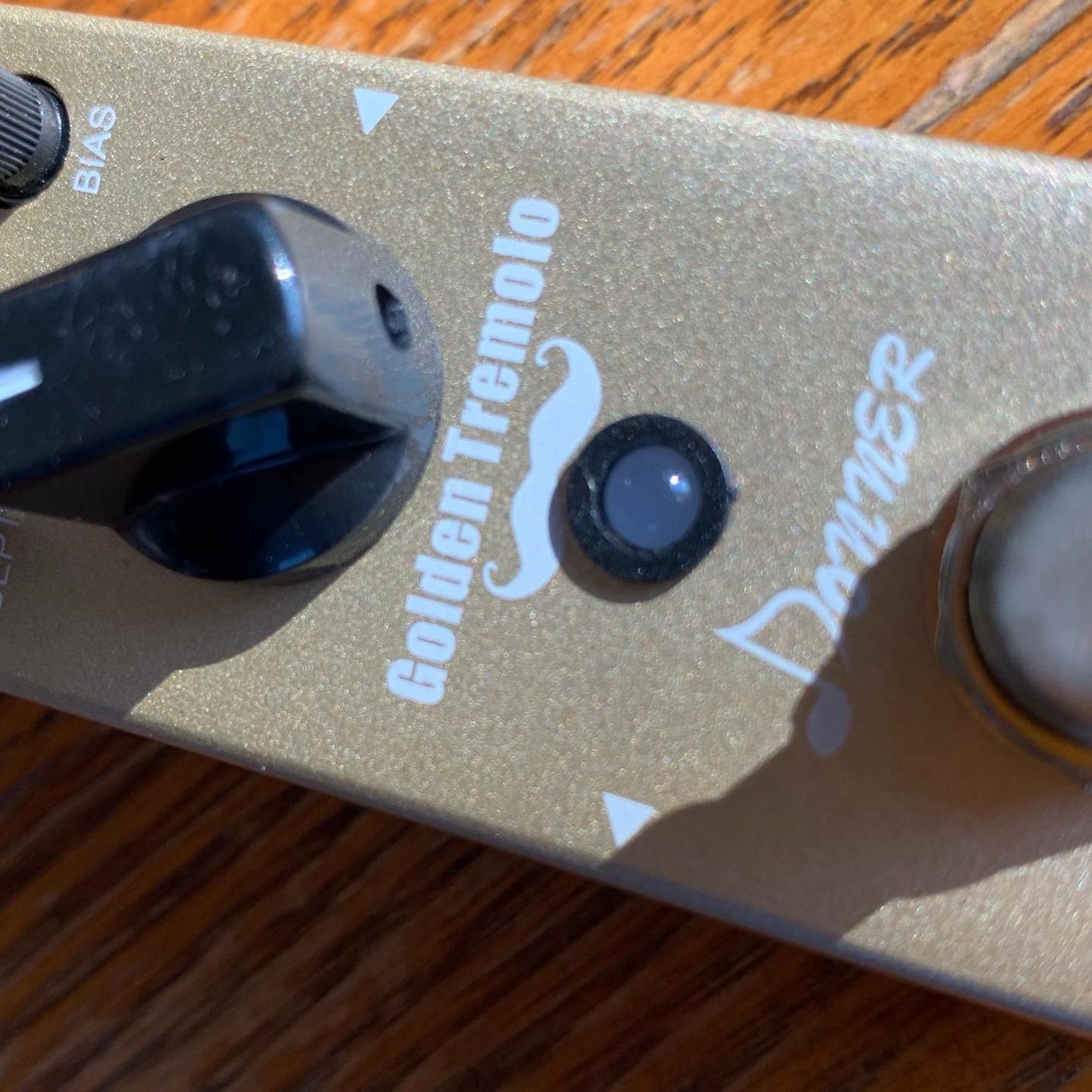 Donner Tremolo Pedal, Golden Tremolo Guitar Pedal Analog Tremolo Effect Pedal customer photo 2