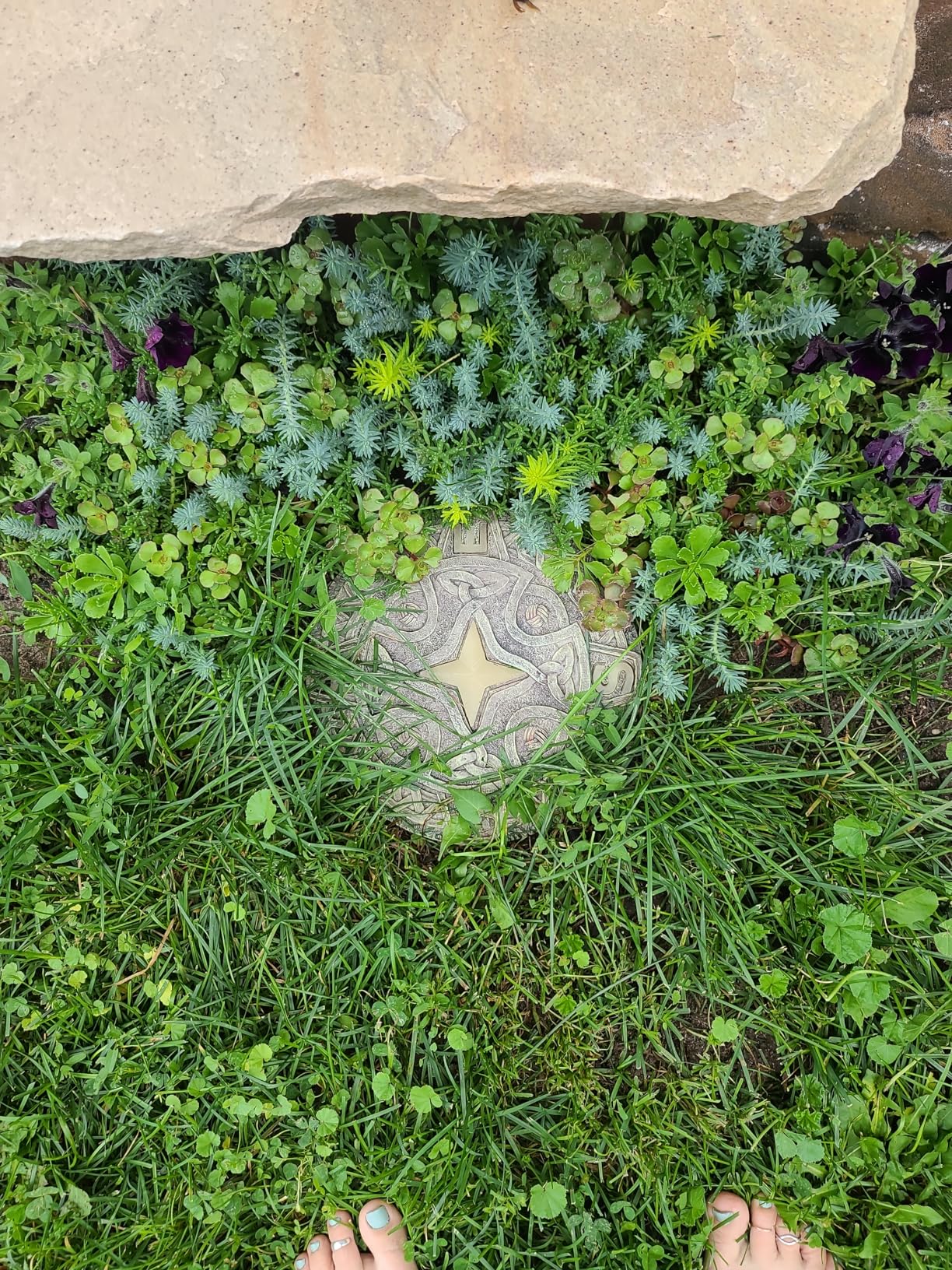 Bits and Pieces Glow in the Dark Stepping Stone - Celtic Compass, 10