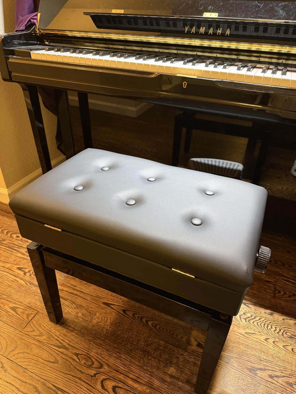 SONGMICS Piano Bench with Padded Cushion and Storage Compartment for Music Books, Vanity Stool, Tufted Wooden Piano Seat, Black ULPB55H customer photo 1