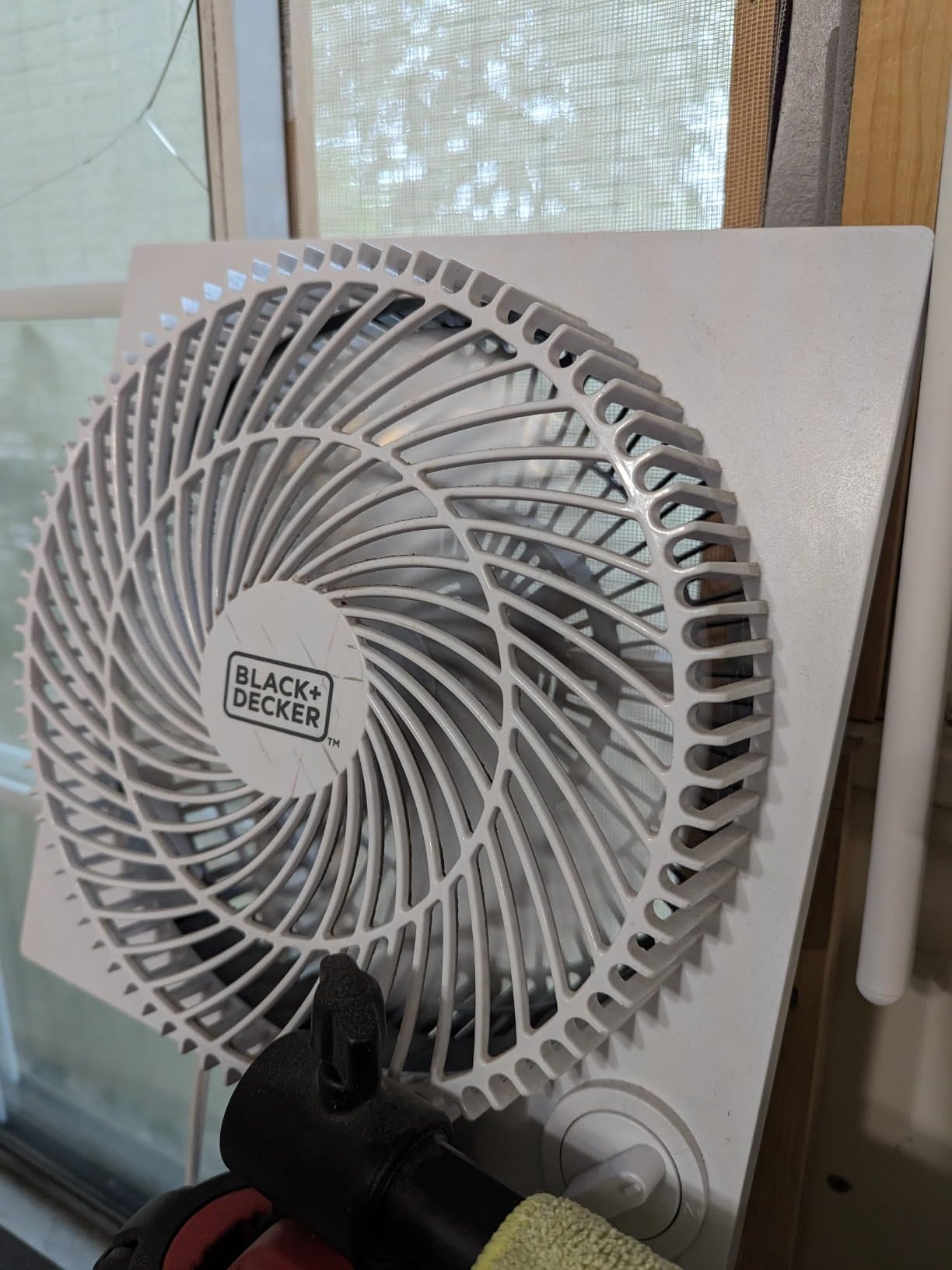 BLACK+DECKER 9-Inch Frameless Box Fan, Freestanding Desk Fan with 3-Speed Settings, Portable Fan for Home Office or Garage, BFB09W, White customer photo 2