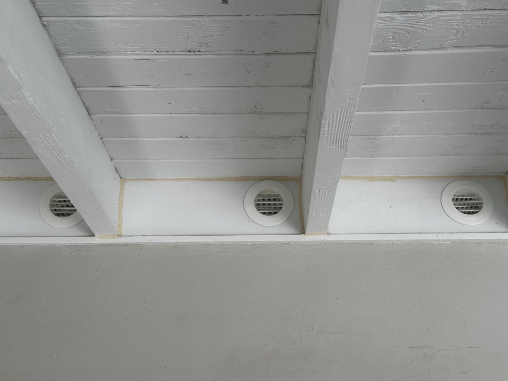 Hon&Guan Soffit Vents 4 Inch, Round Exhaust Air Vent Cover with Built-in Fly Screen for Bathroom Kitchen Office Home, White customer photo 2