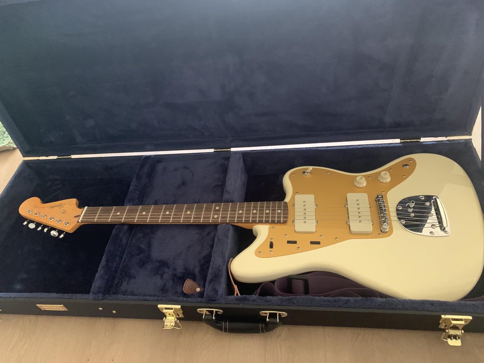 Squier J Mascis Jazzmaster Electric Guitar, Vintage White, Laurel Fingerboard customer photo 1